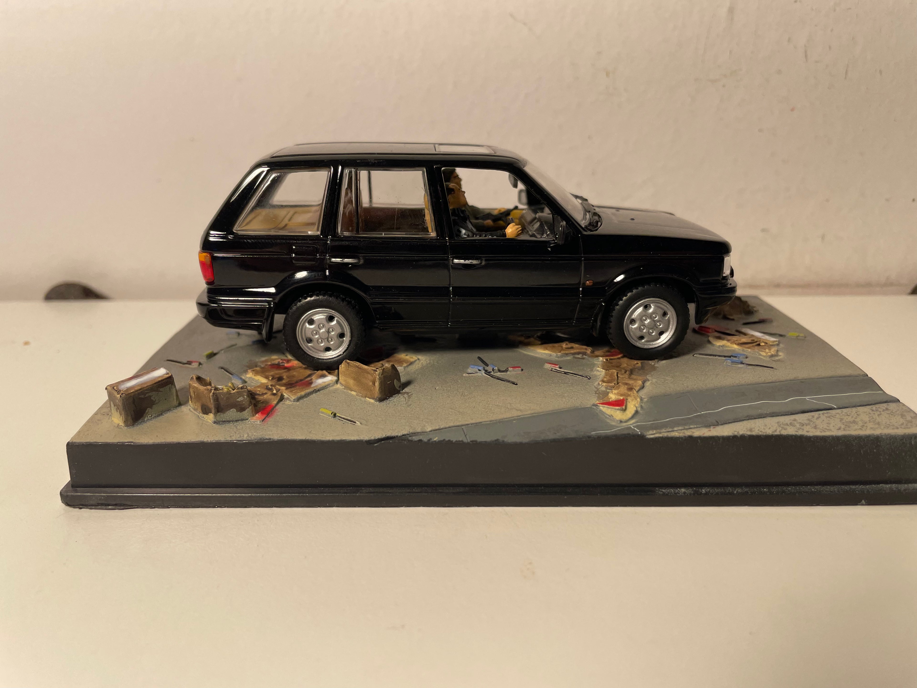 Range Rover nero - JAMES BOND - DOMANI NON MUORE MAI