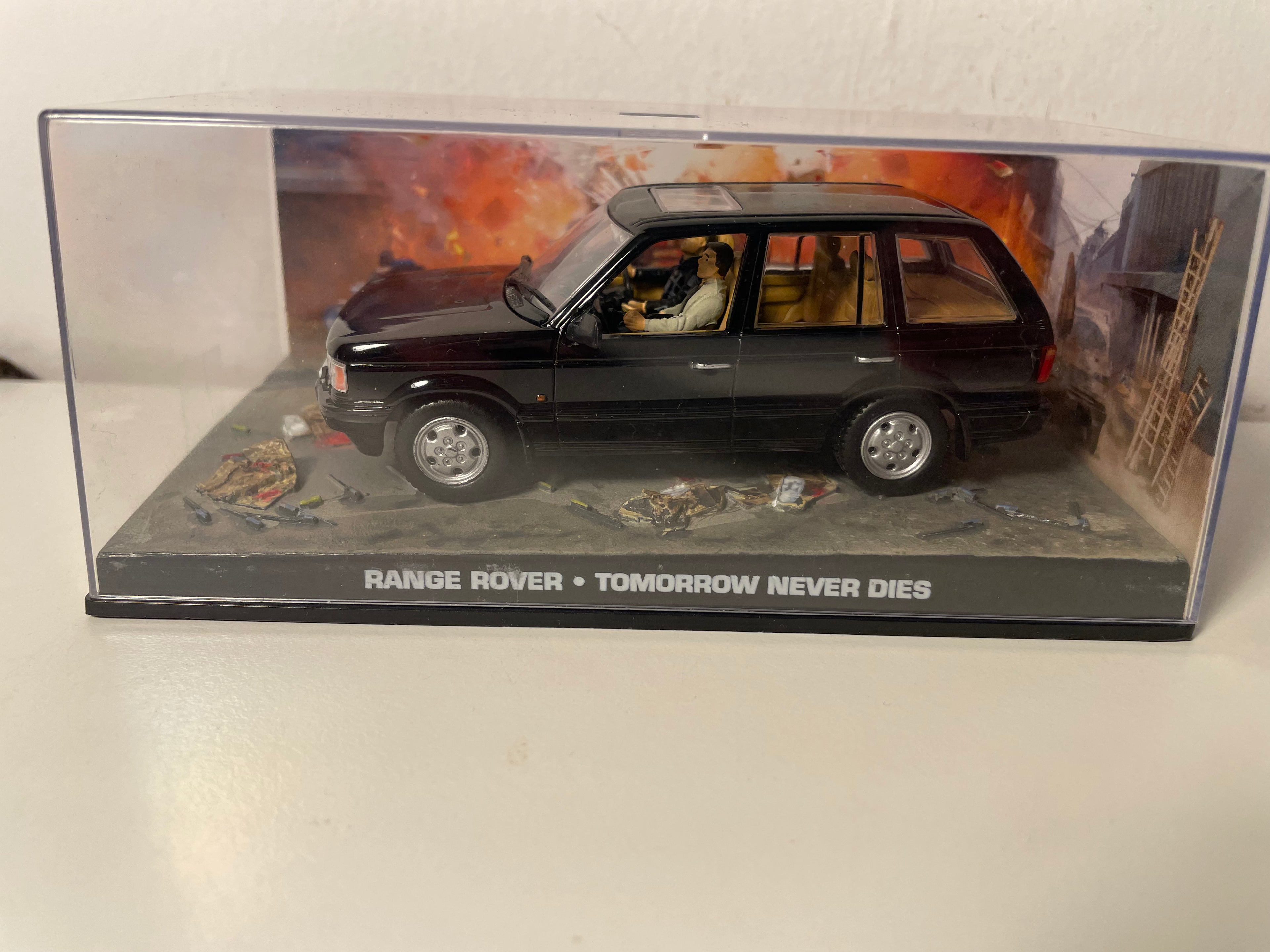 Range Rover nero - JAMES BOND - DOMANI NON MUORE MAI