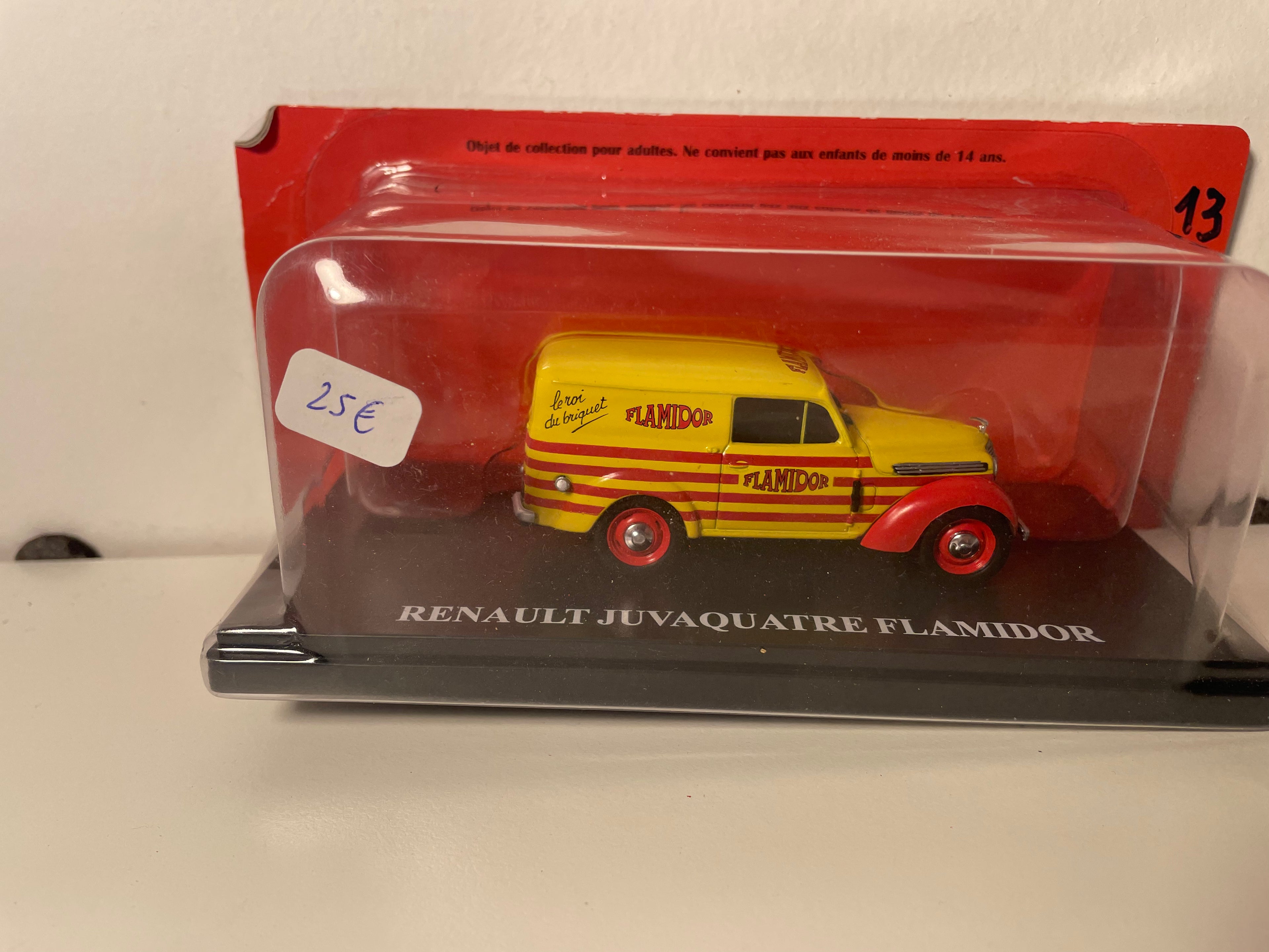Renault Juvaquatre gelb und rot mit Werbung FLAMIDOR (Feuerzeuge) - Werbefahrzeug der Tour de France