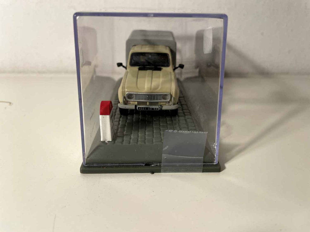 Renault 4 pick-up beige et bâche grise de 1983