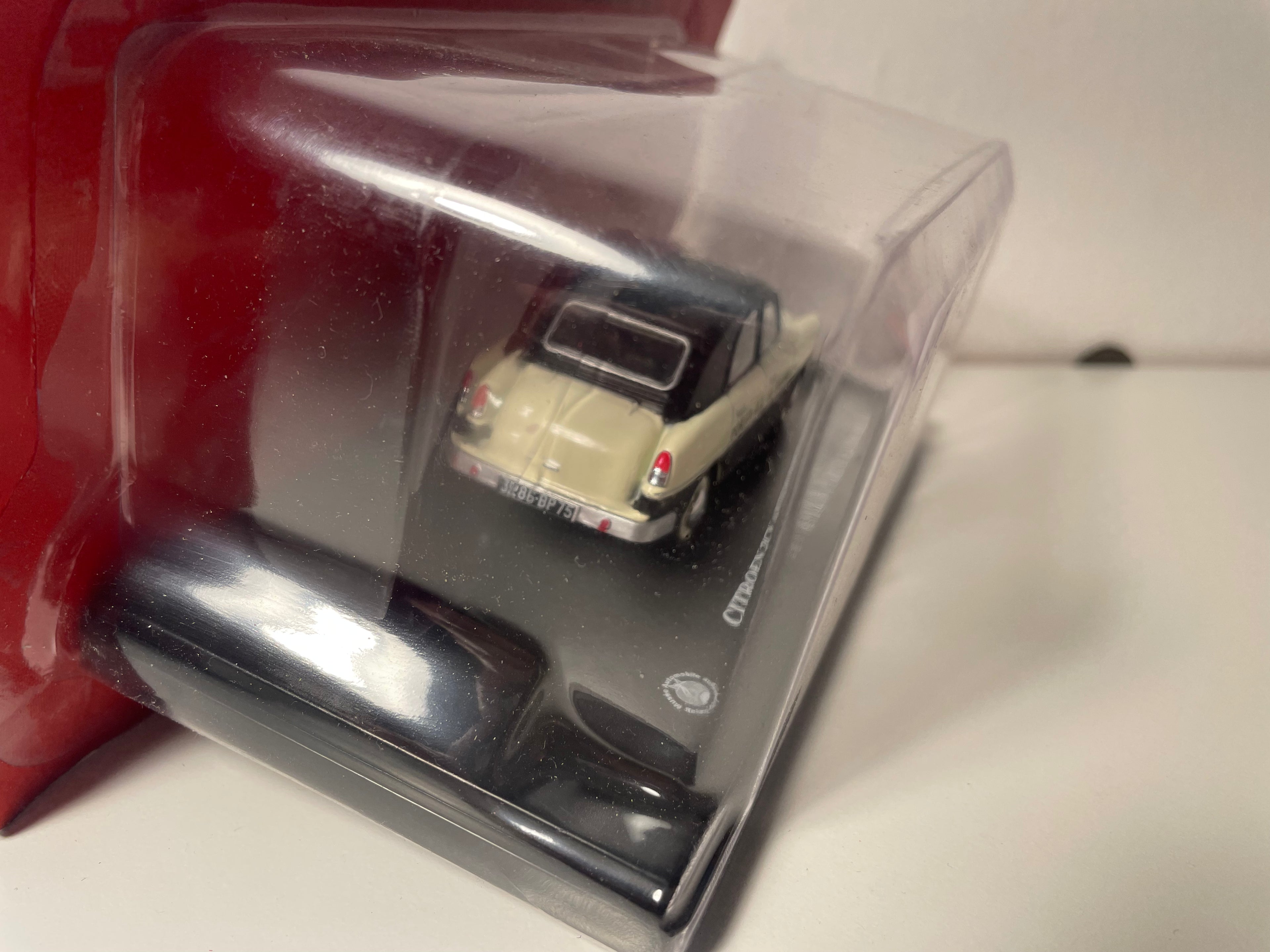 Citroën 2 CV schwarz und beige Antem Porto A.J. Da Silva