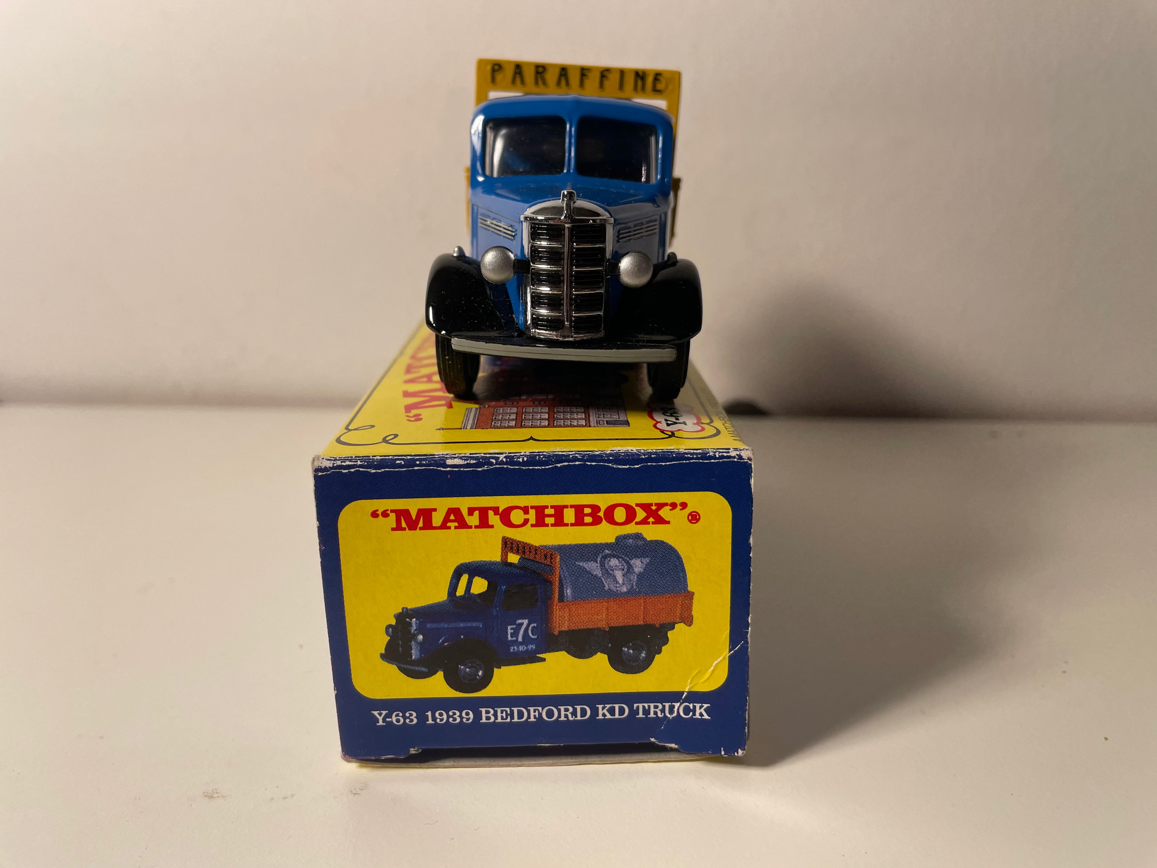 Camion citerne Bedford KD Truck bleu et jaune et citerne grise - Matchbox référence Y-63