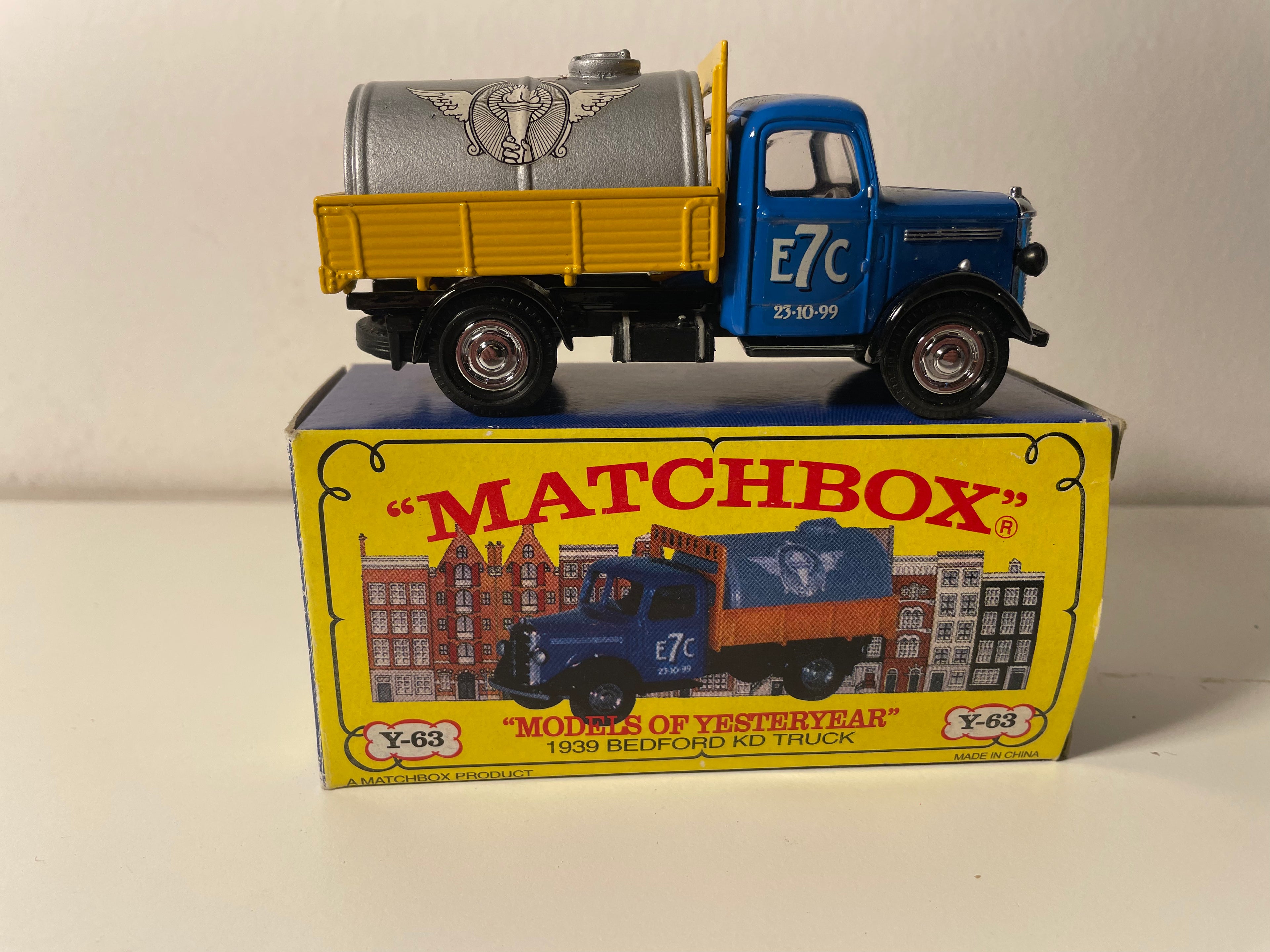 Camion citerne Bedford KD Truck bleu et jaune et citerne grise - Matchbox référence Y-63