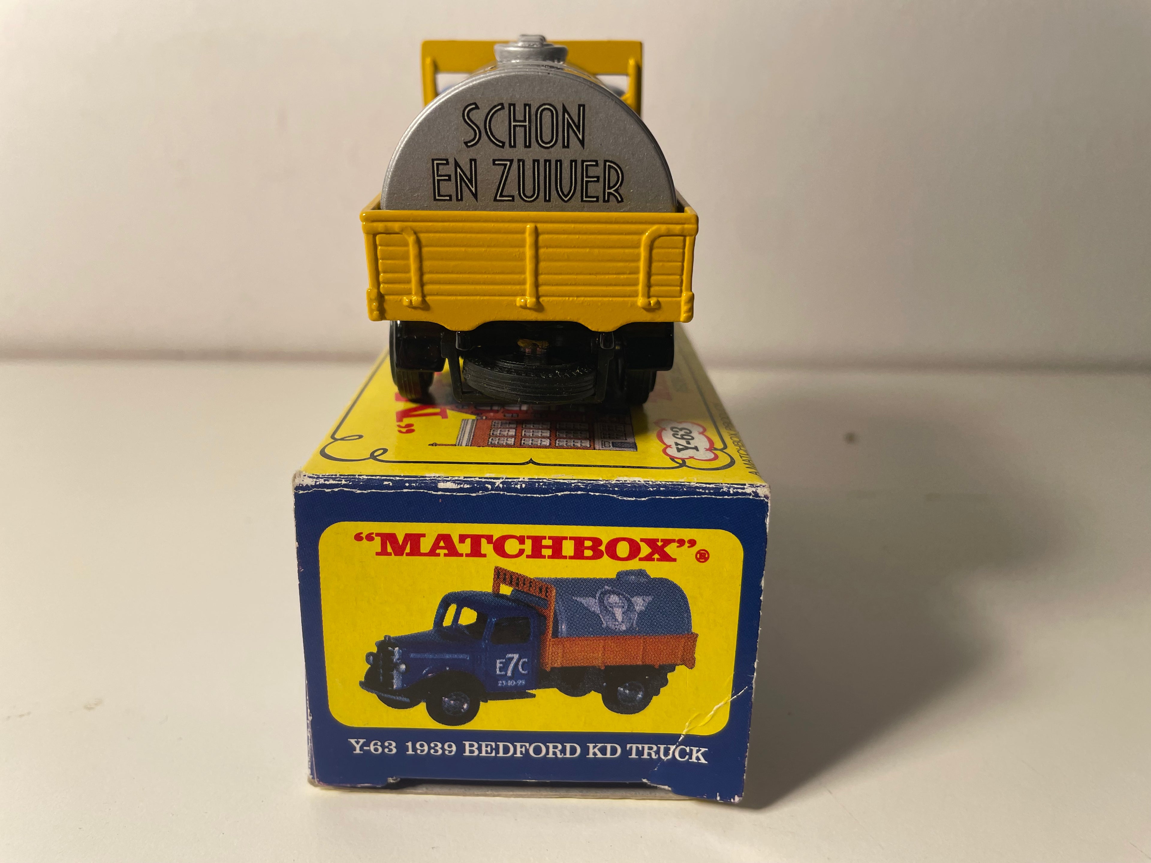 Camion citerne Bedford KD Truck bleu et jaune et citerne grise - Matchbox référence Y-63