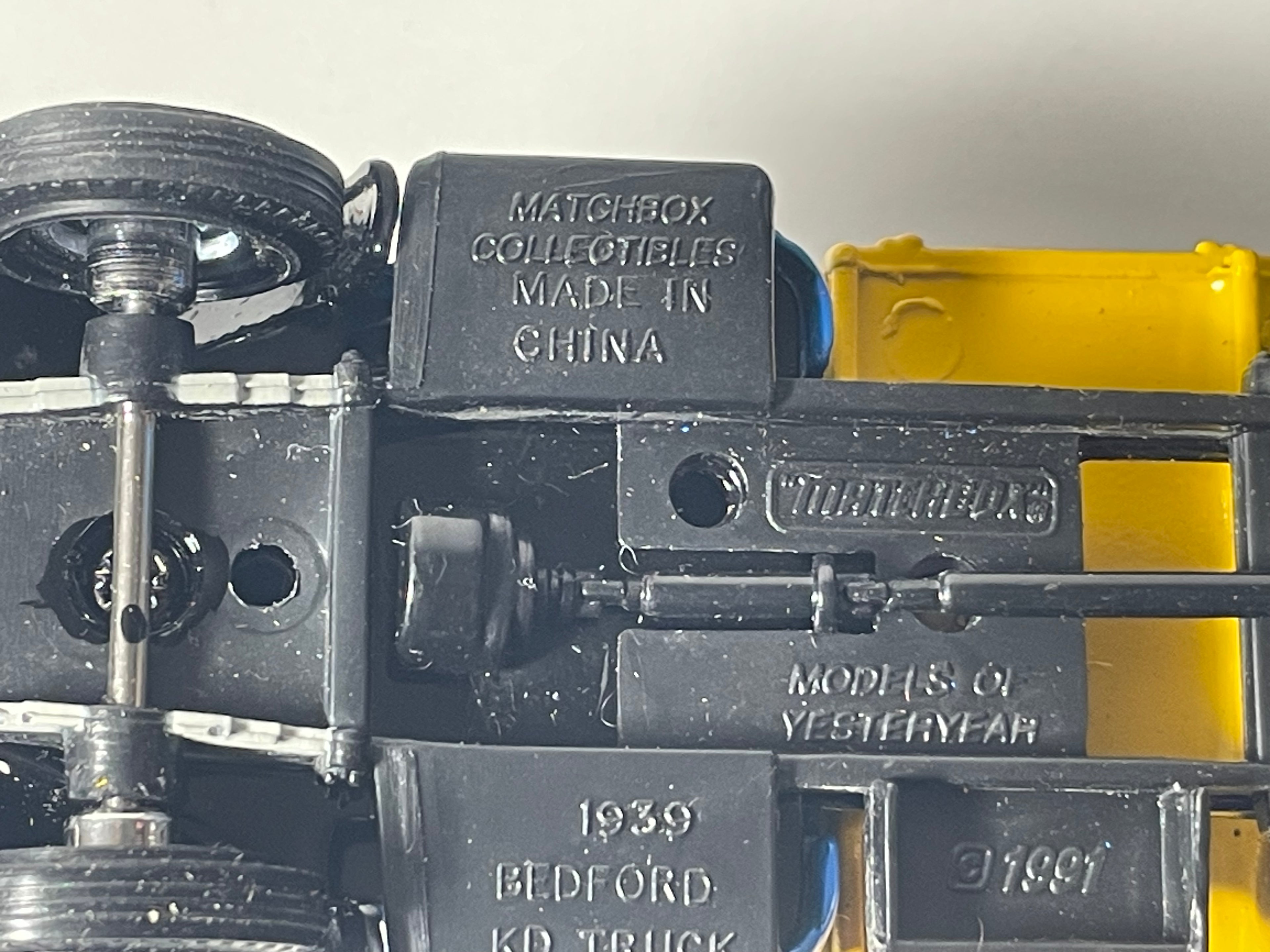 Camion citerne Bedford KD Truck bleu et jaune et citerne grise - Matchbox référence Y-63