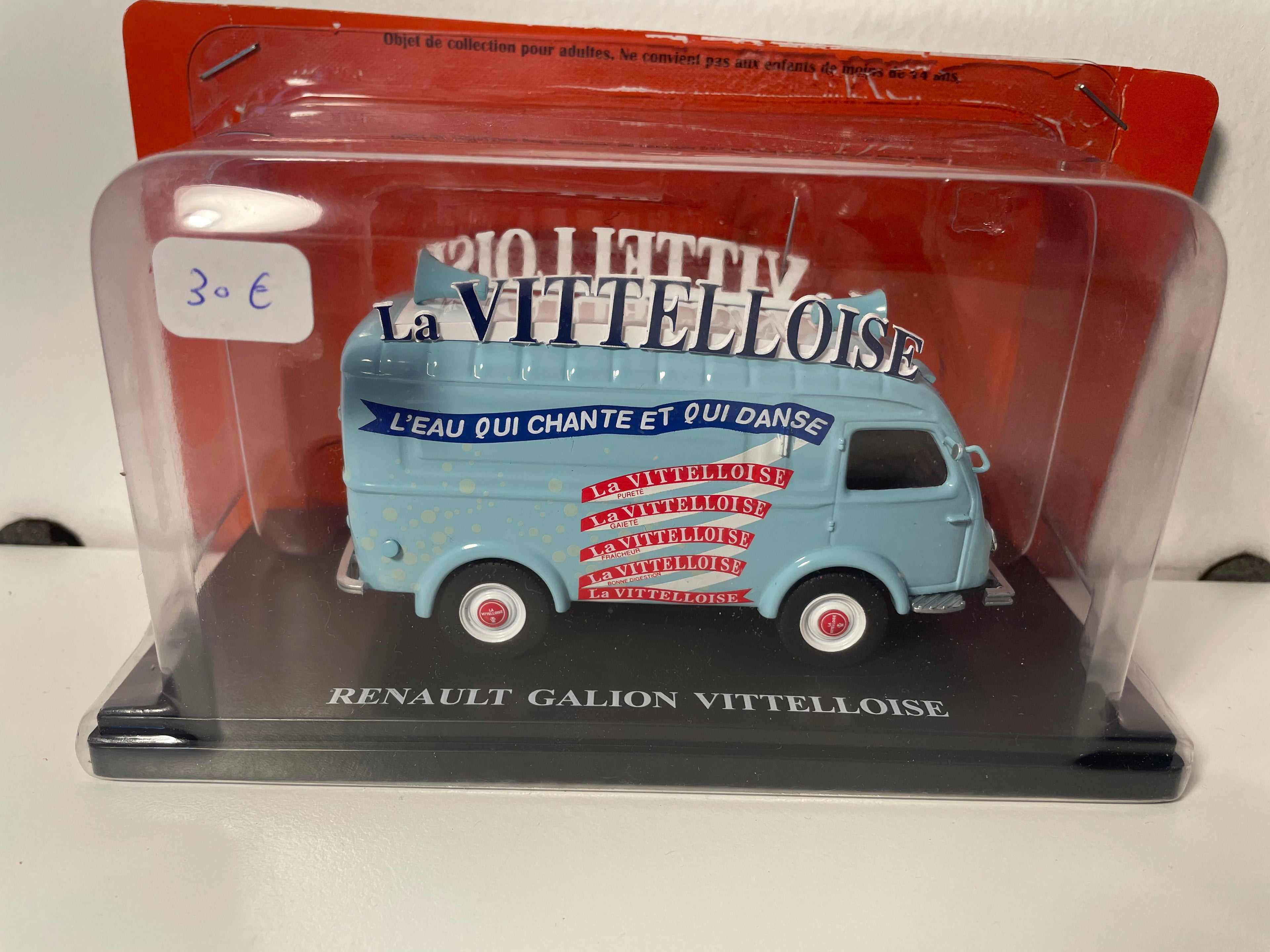 Lichtblau Renault Galion met reclame voor het drankje LA VITTELLOISE