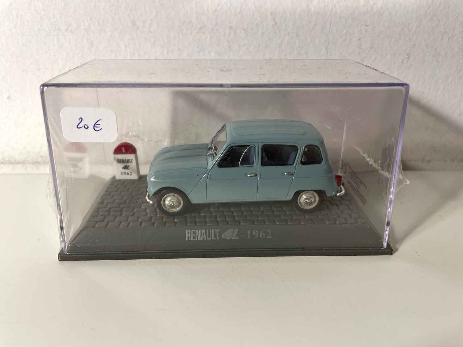 Renault 4L azul de 1962 con terminal