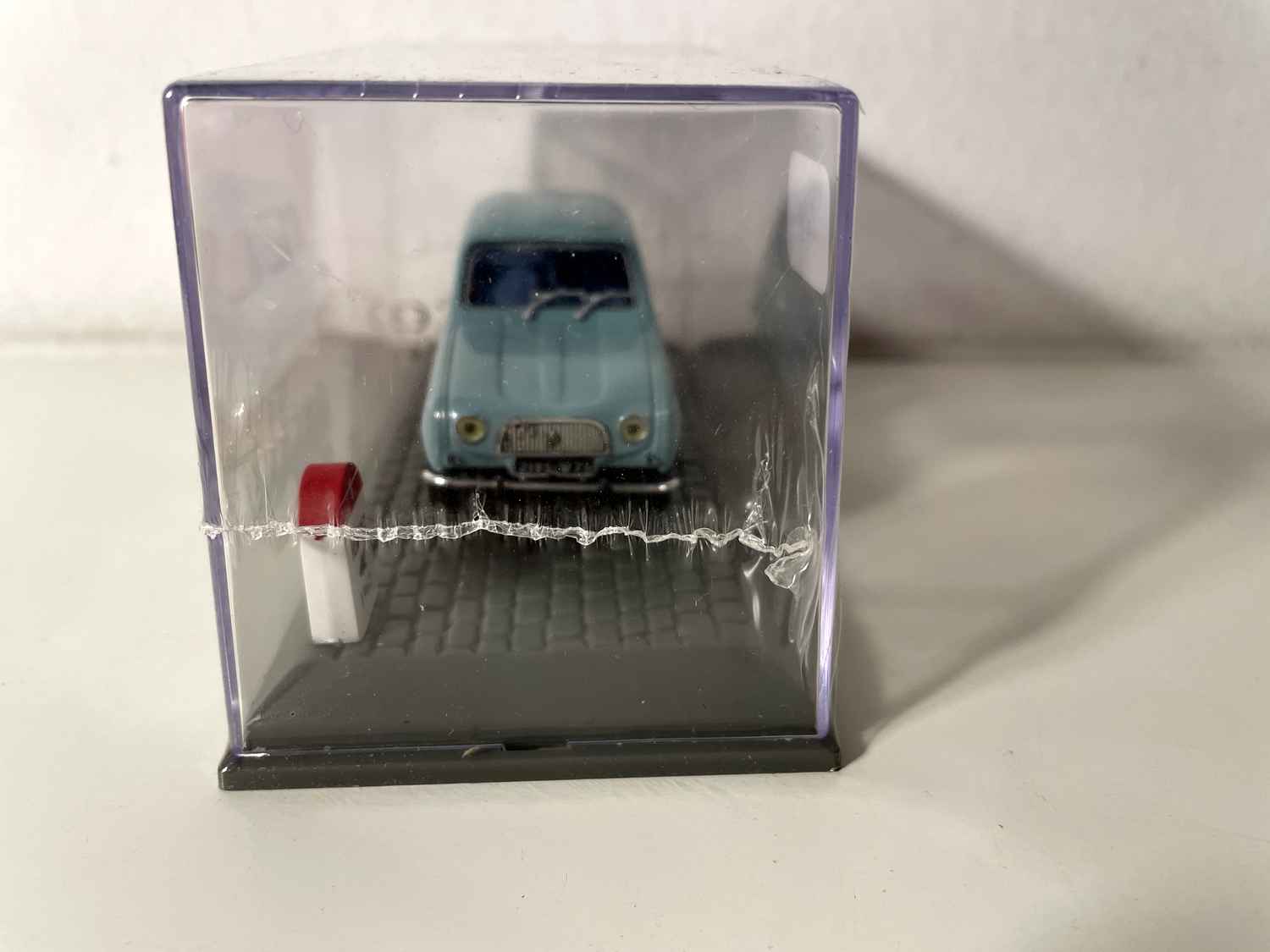 Renault 4L azul de 1962 con terminal