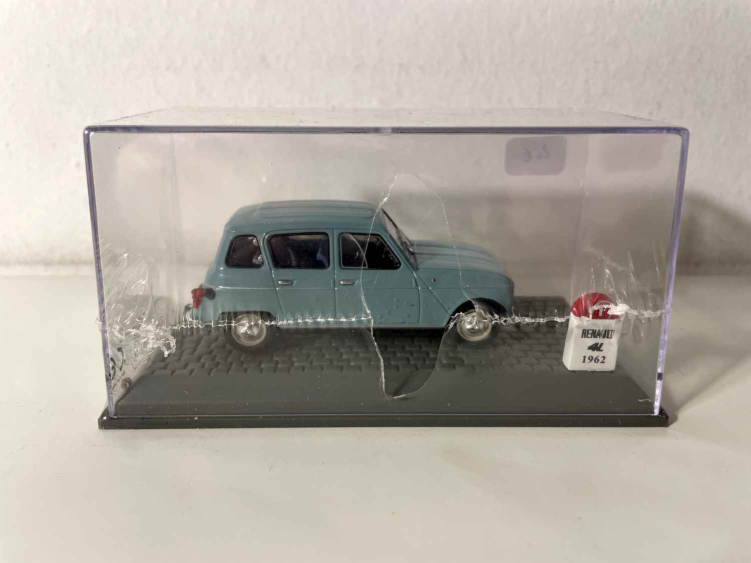 Renault 4L azul de 1962 con terminal