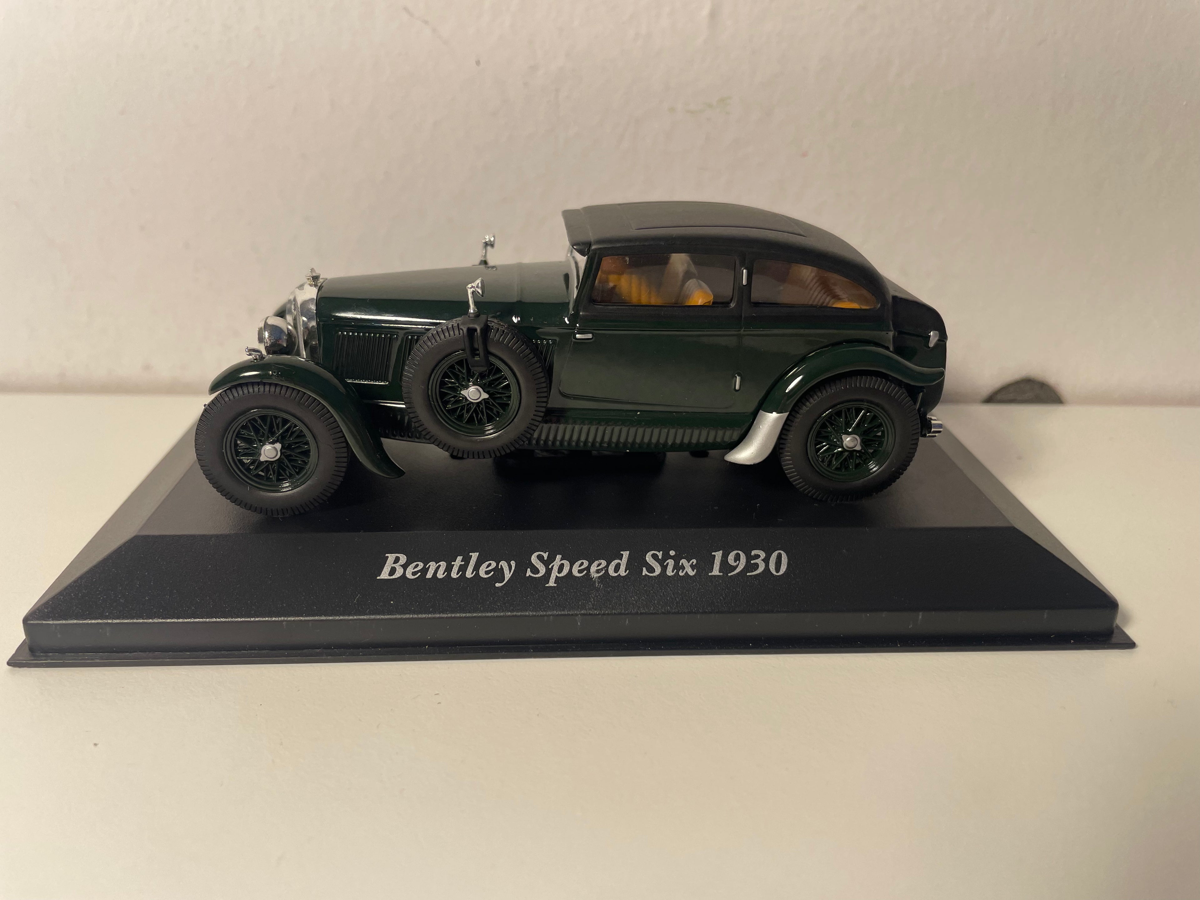 Bentley Speed Six däischtelech gréng vum 1930
