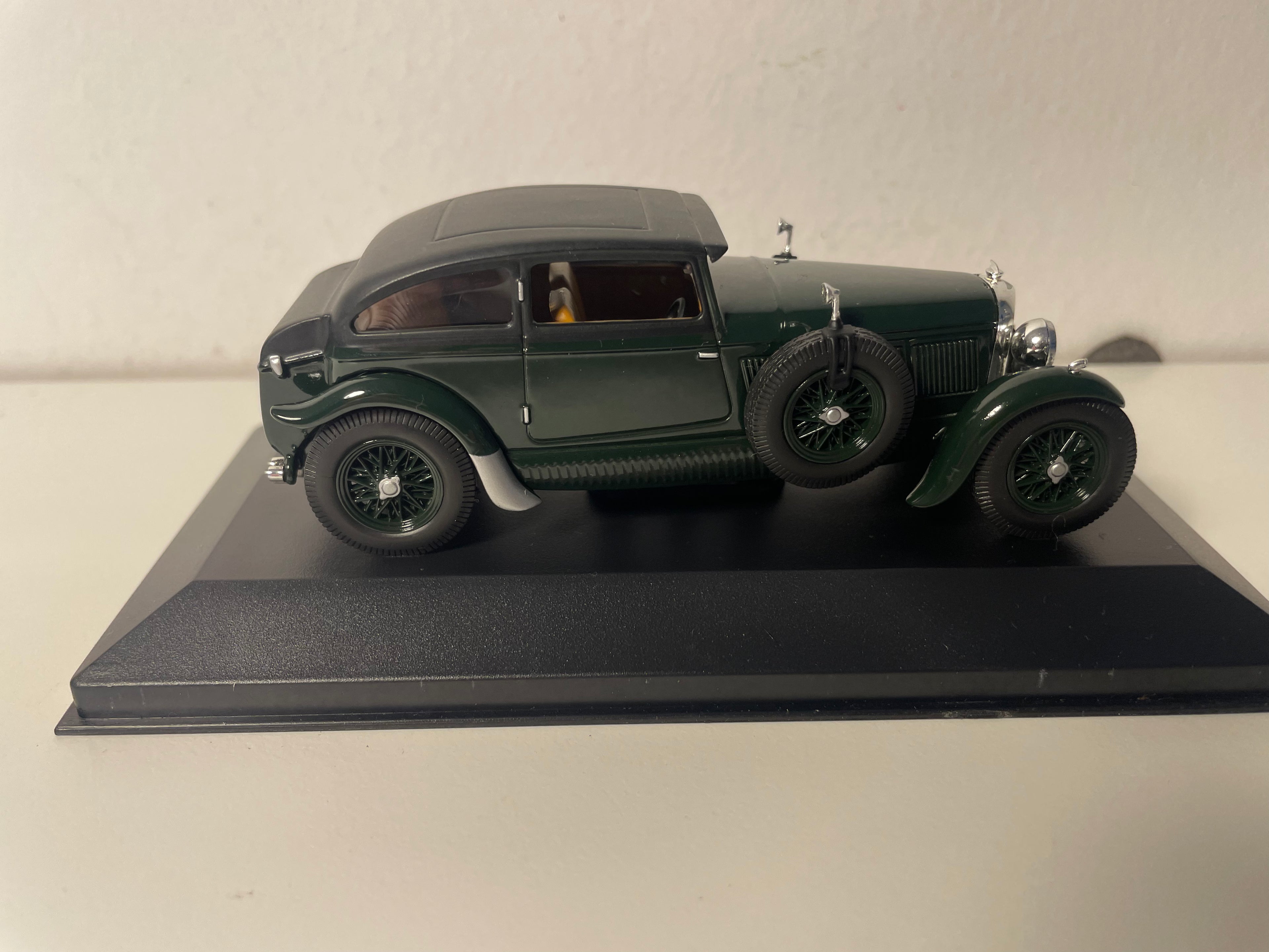 Bentley Speed Six däischtelech gréng vum 1930