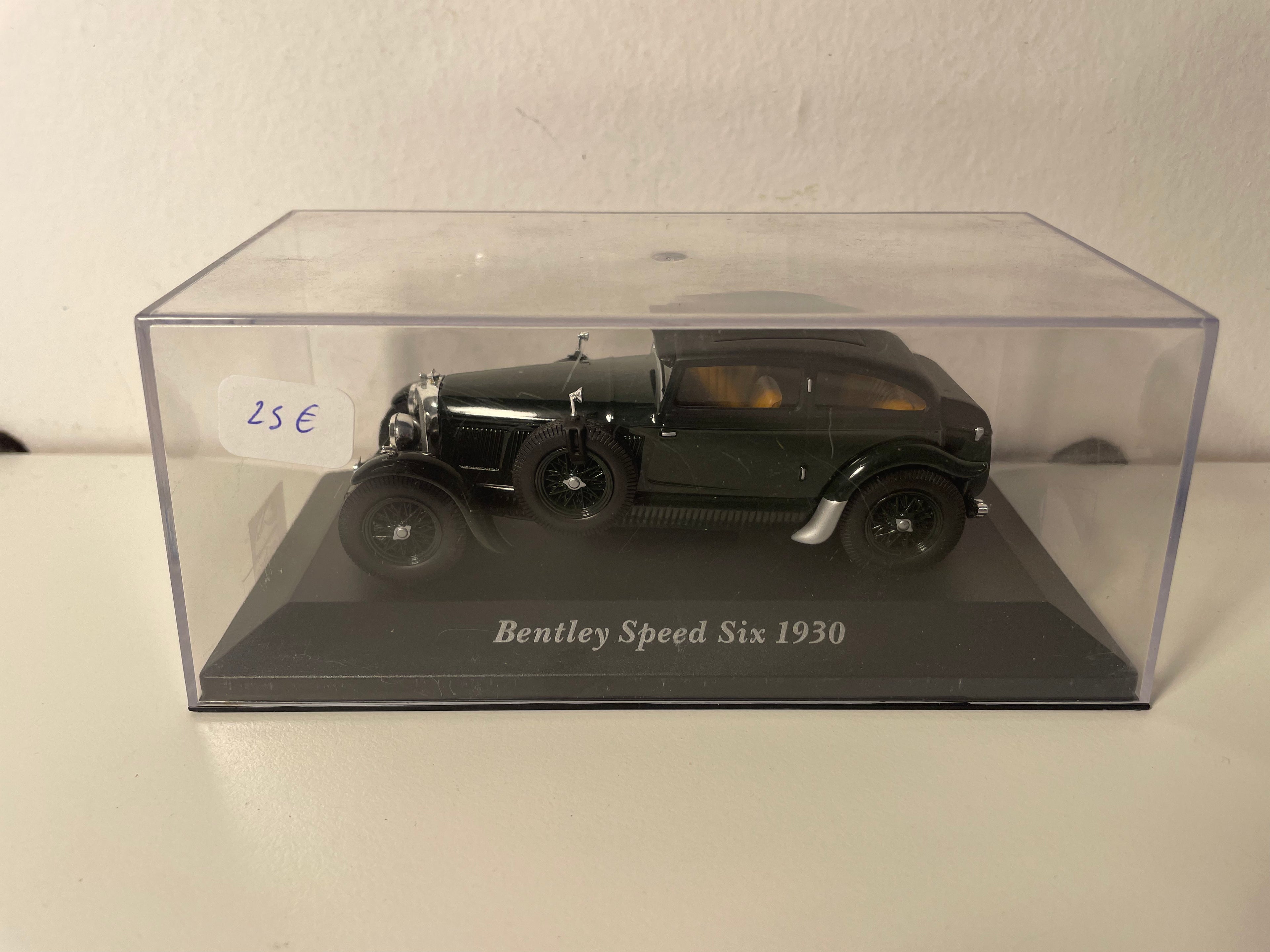 Bentley Speed Six däischtelech gréng vum 1930