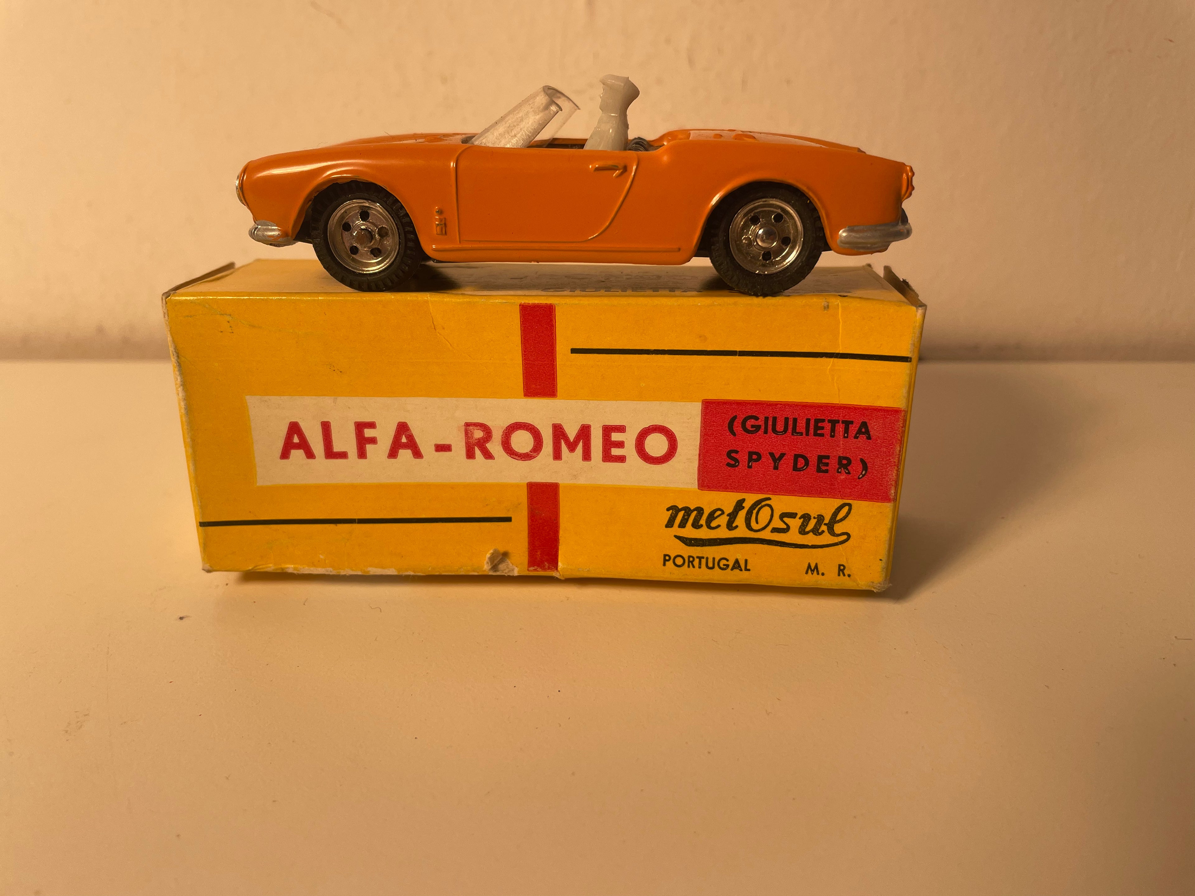 Alfa Romeo Giulietta Spyder Dark Orange with Figure - METOSUL (made in Portugal)