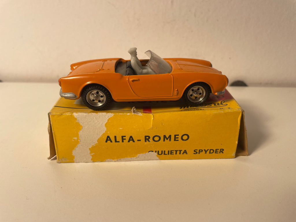 Alfa Romeo Giulietta Spyder Dark Orange with Figure - METOSUL (made in Portugal)