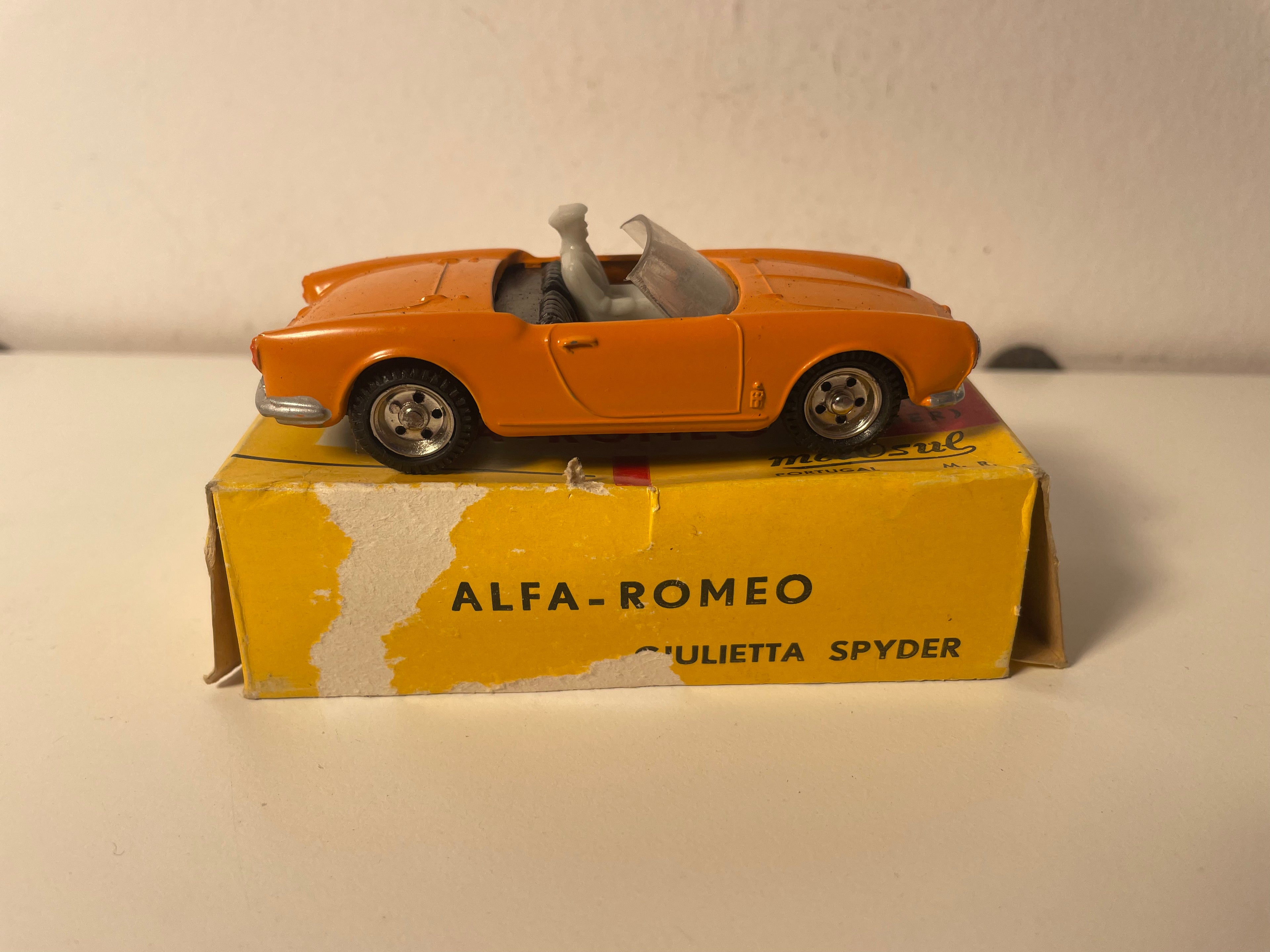 Alfa Romeo Giulietta Spyder Dark Orange with Figure - METOSUL (made in Portugal)