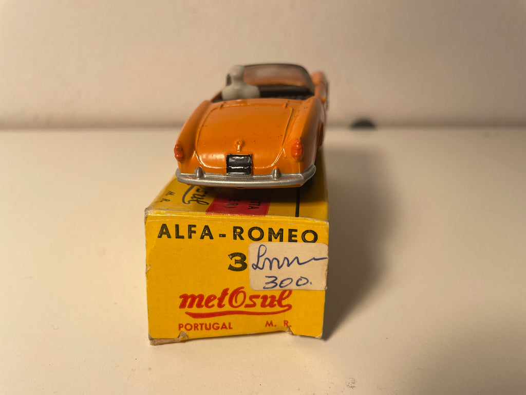 Alfa Romeo Giulietta Spyder Dark Orange with Figure - METOSUL (made in Portugal)