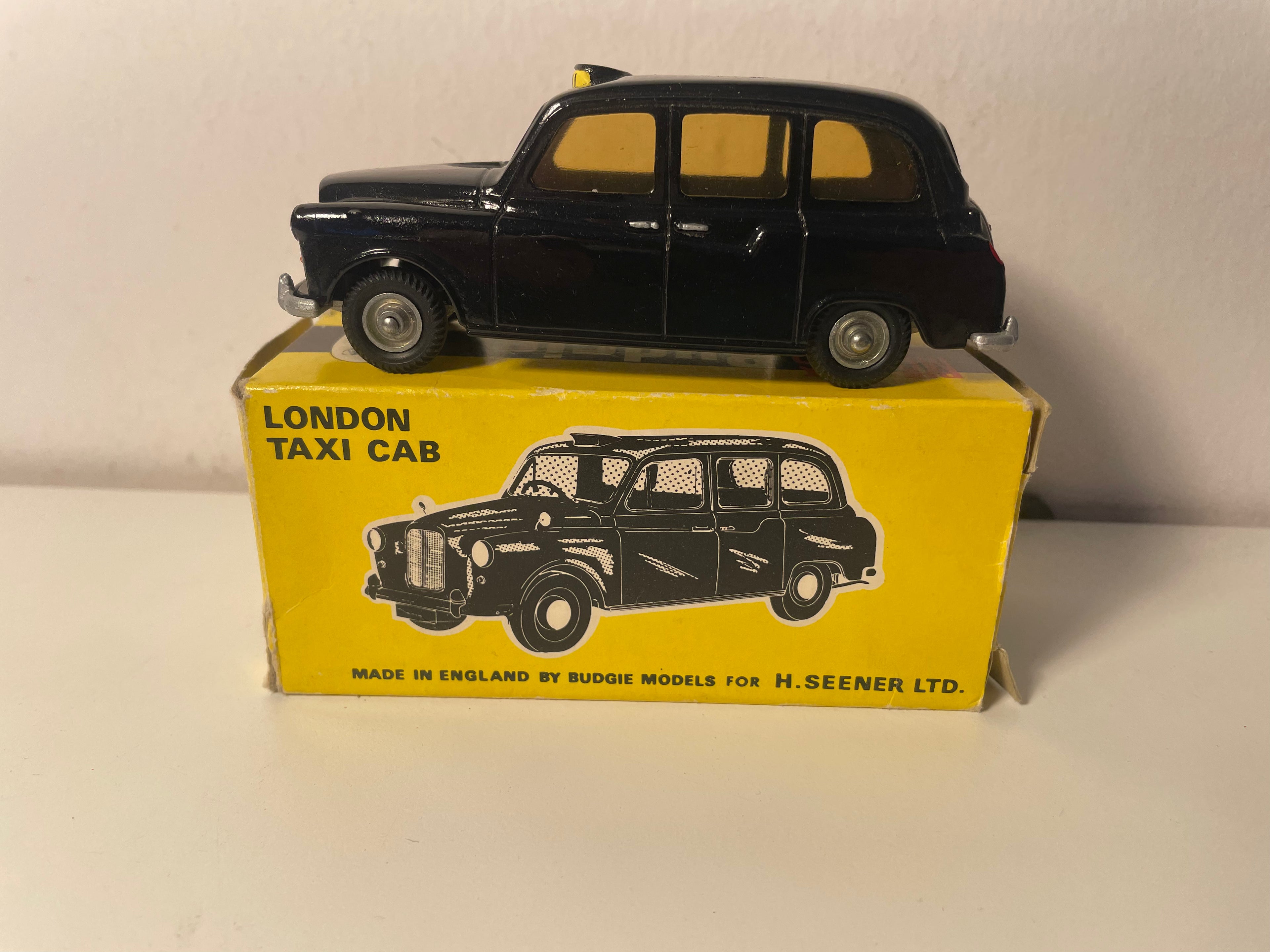 Austin FX-4 - taxi Cal de Londres noir -collection BUDGIES (fabrication en Angleterre)