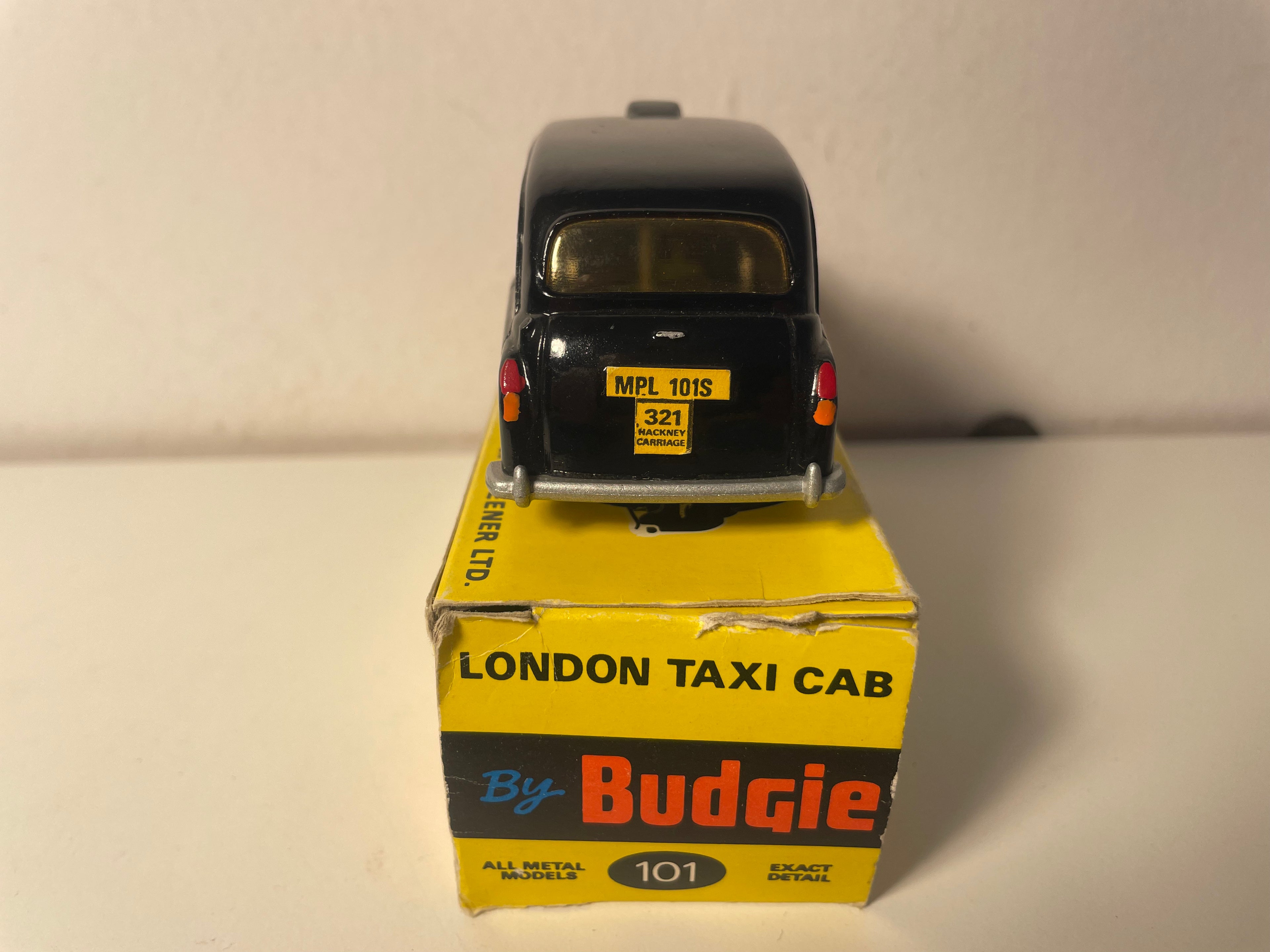 Austin FX-4 - taxi Cal de Londres noir -collection BUDGIES (fabrication en Angleterre)