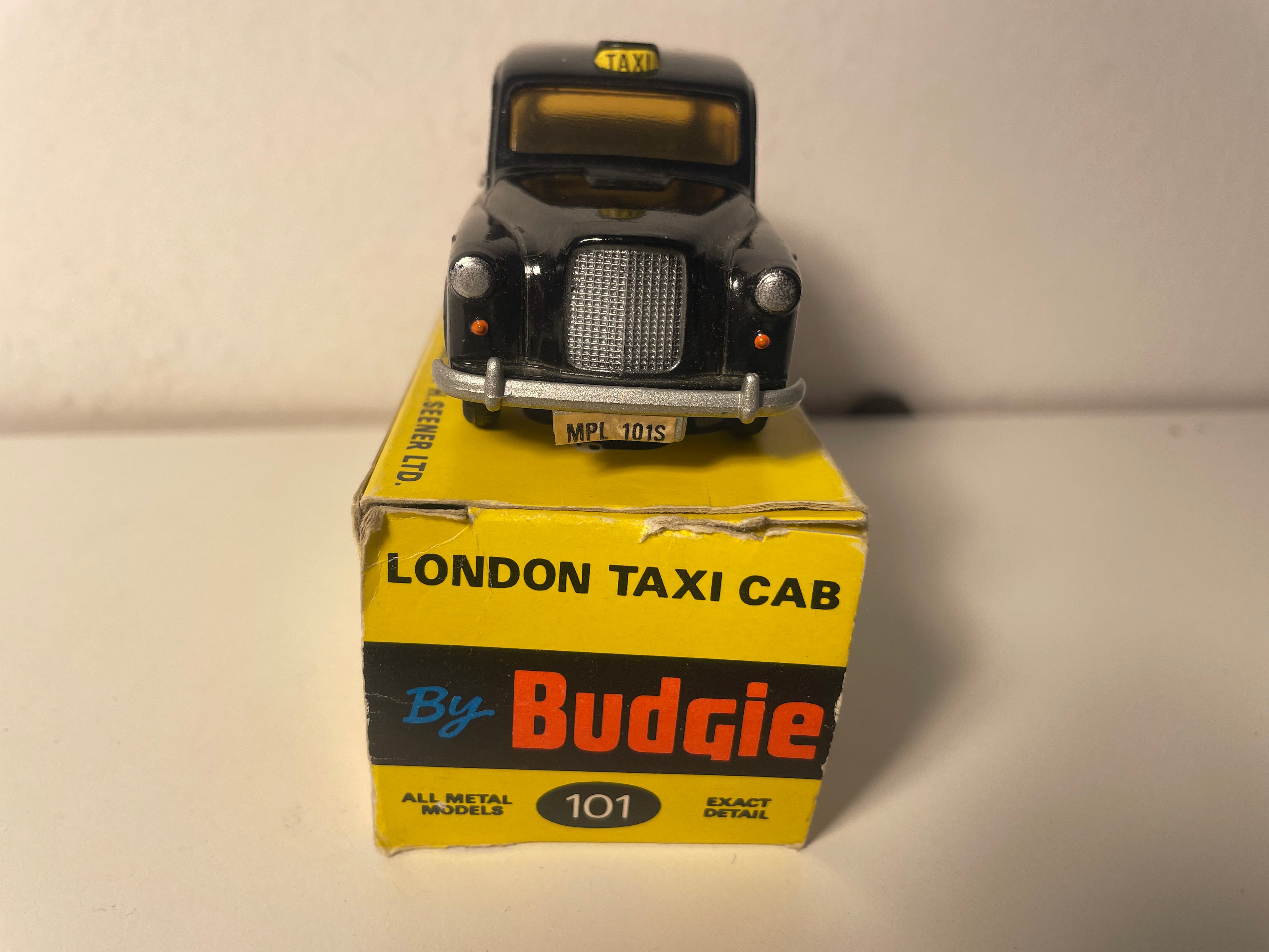 Austin FX-4 - taxi Cal de Londres noir -collection BUDGIES (fabrication en Angleterre)