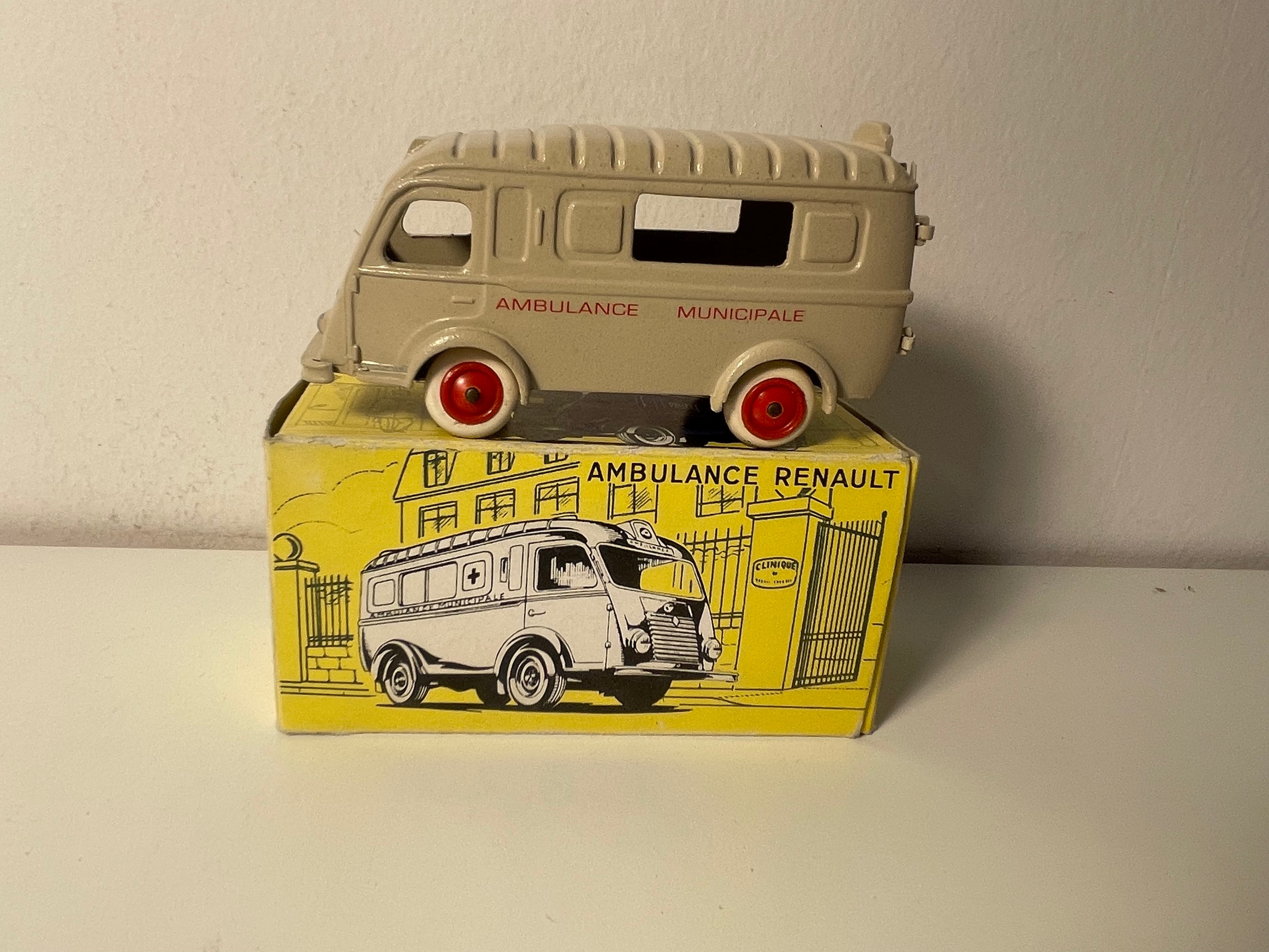 Renault 1000 Kg beżowy (Karetka miejska) - kolekcja CIJ (Compagnie Industrielle du Jouet)