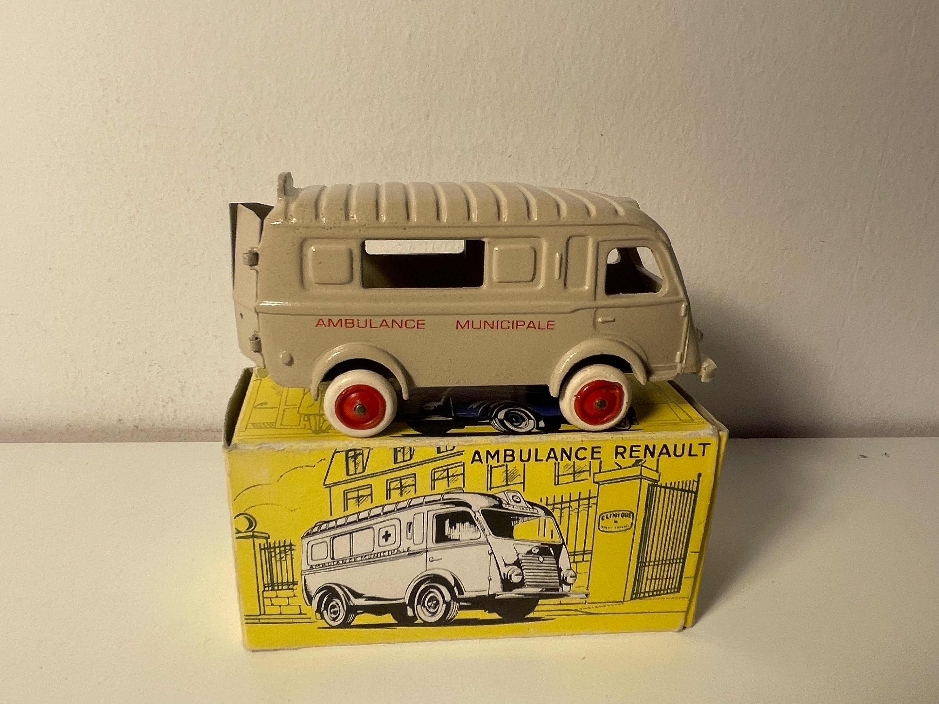 Renault 1000 Kg beżowy (Karetka miejska) - kolekcja CIJ (Compagnie Industrielle du Jouet)