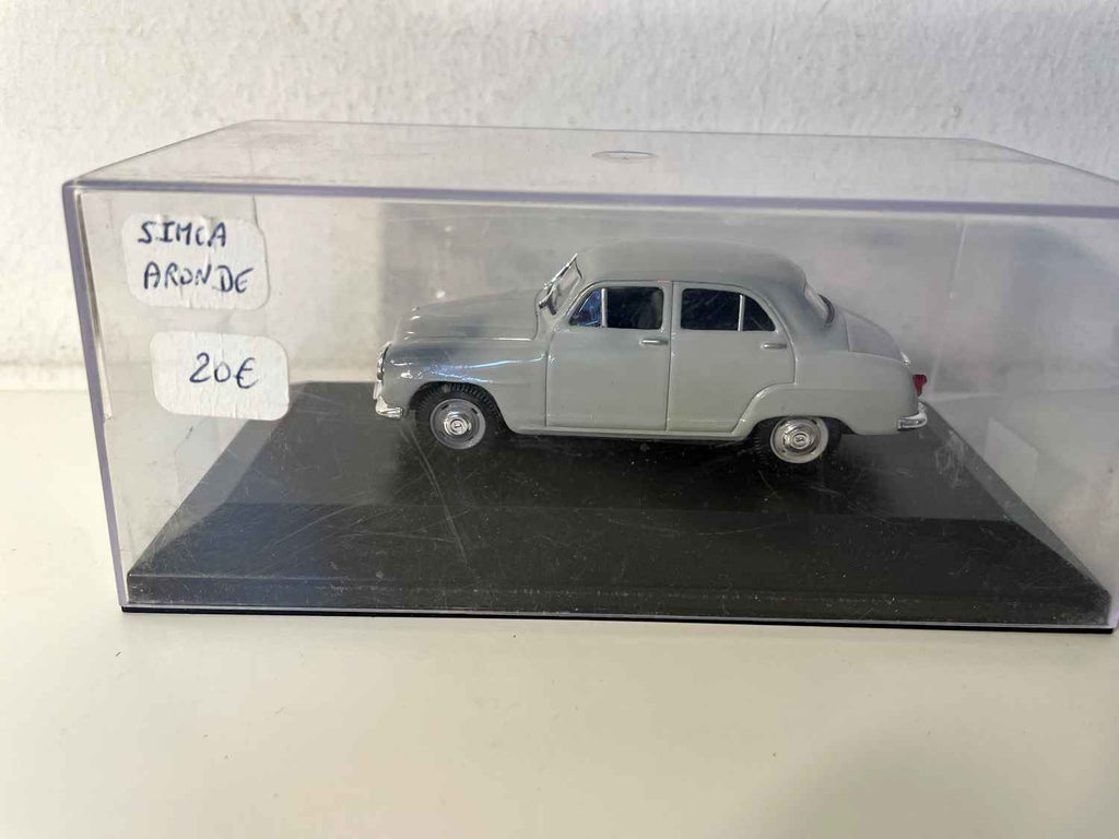Simca Aronde grise de 1954 (boite plexi)