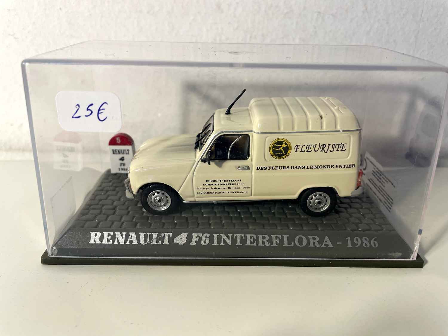 Renault 4F6 beige INTERFLORA de 1986