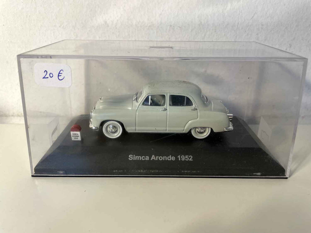 1952 gro Simca Aronde (mat Terminal um Fouss)