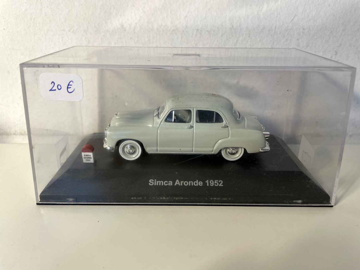 1952 gro Simca Aronde (mat Terminal um Fouss)