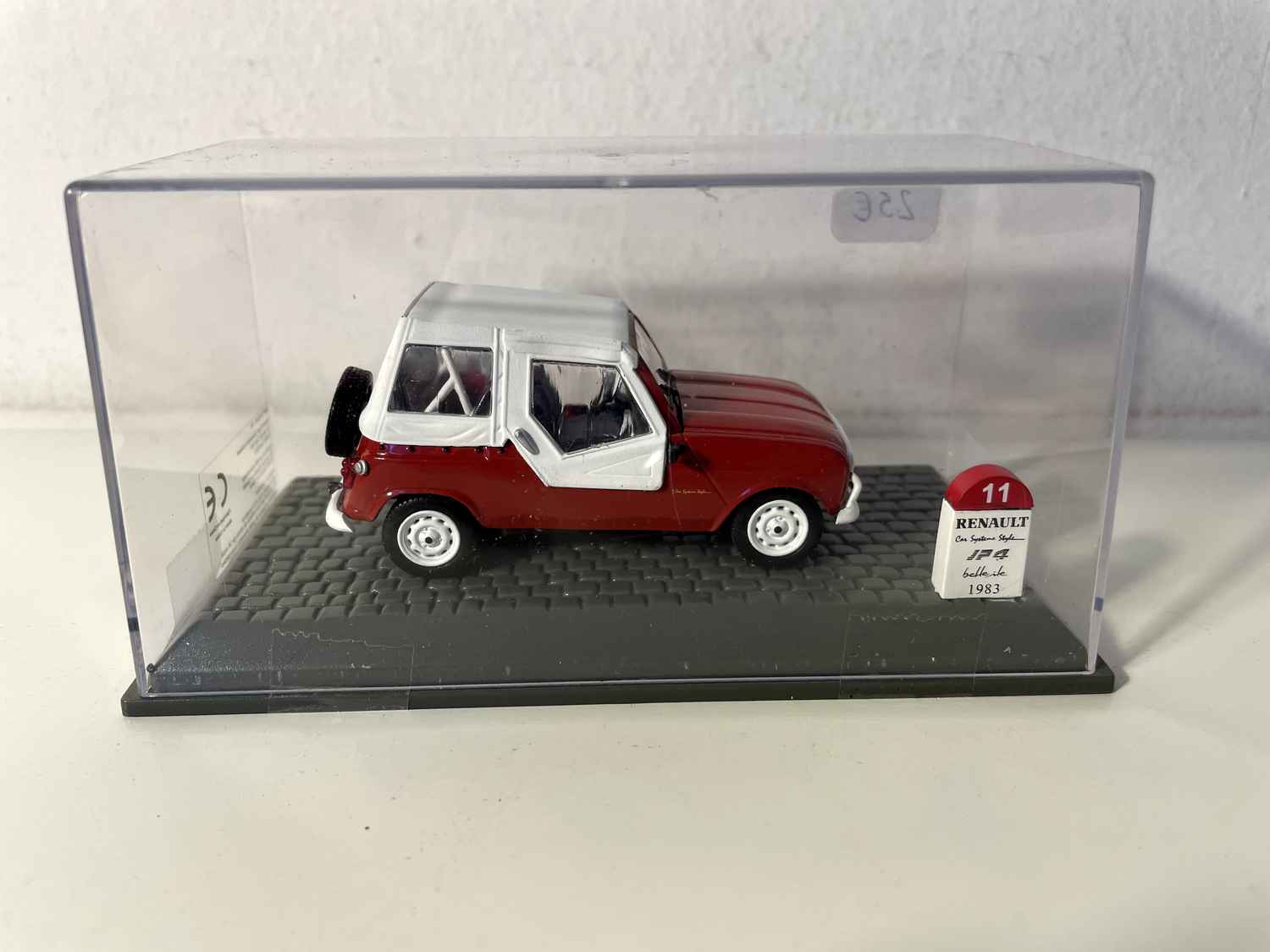 Renault Car Système Style JP4 Belle-Ile rouge et capote blanche de 1983