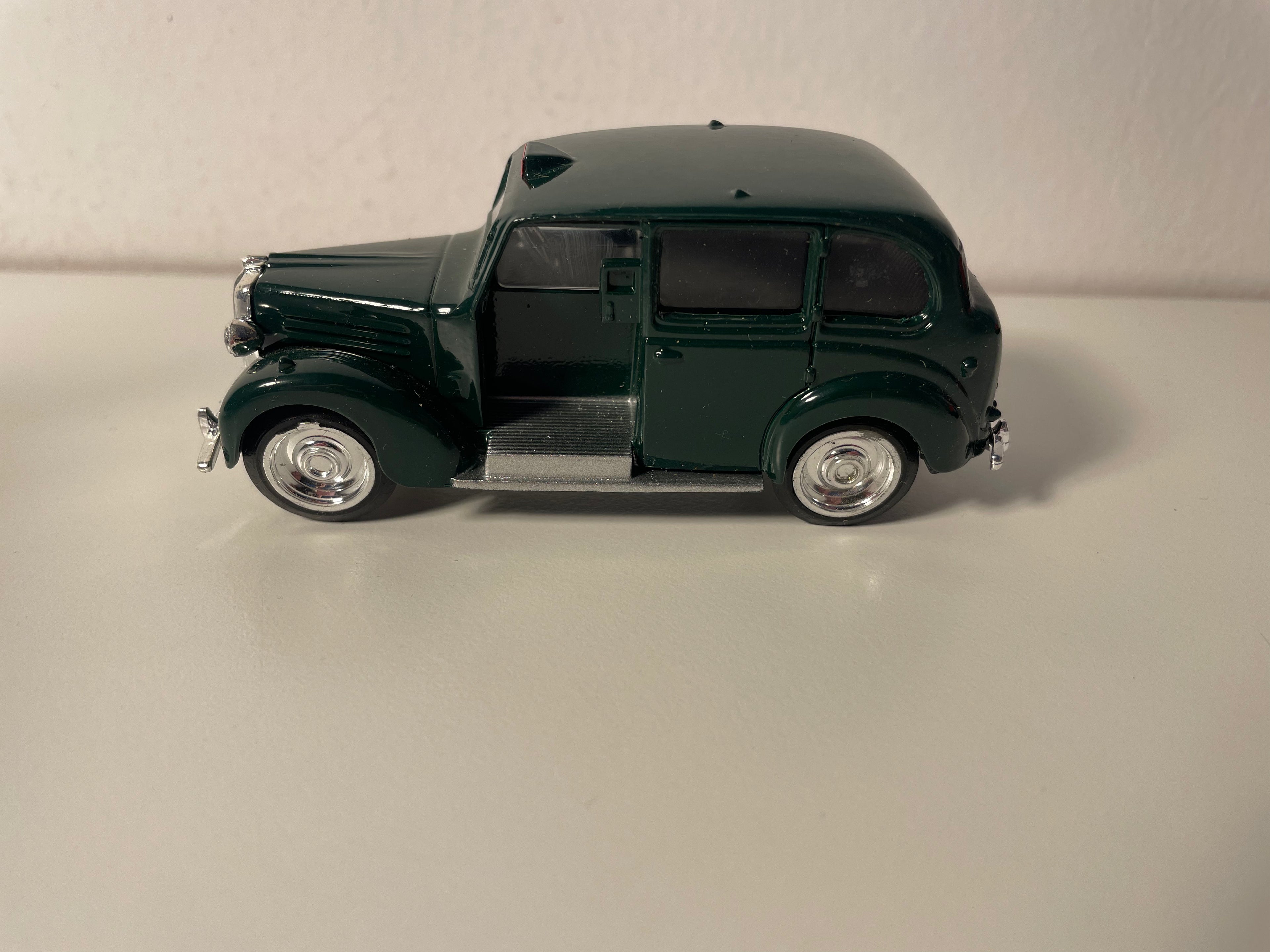 Austin FX 3 dunkelgrünes London TAXI (England) - ERTL Kollektion