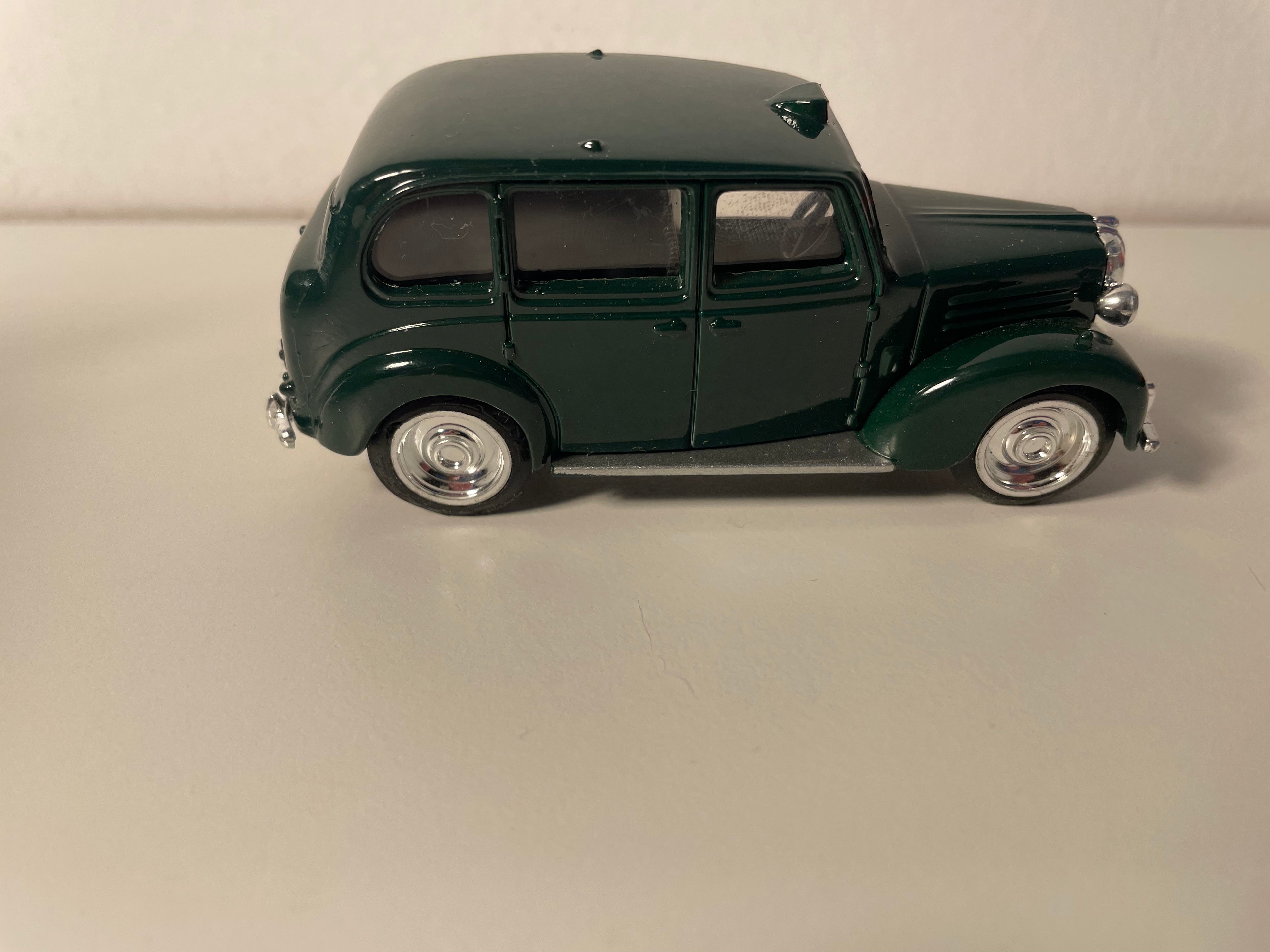 Austin FX 3 dunkelgrünes London TAXI (England) - ERTL Kollektion