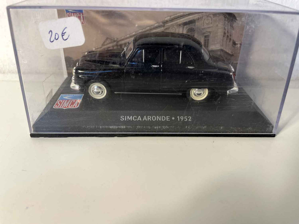 Schwaarz SIMCA Aronde vun 1952