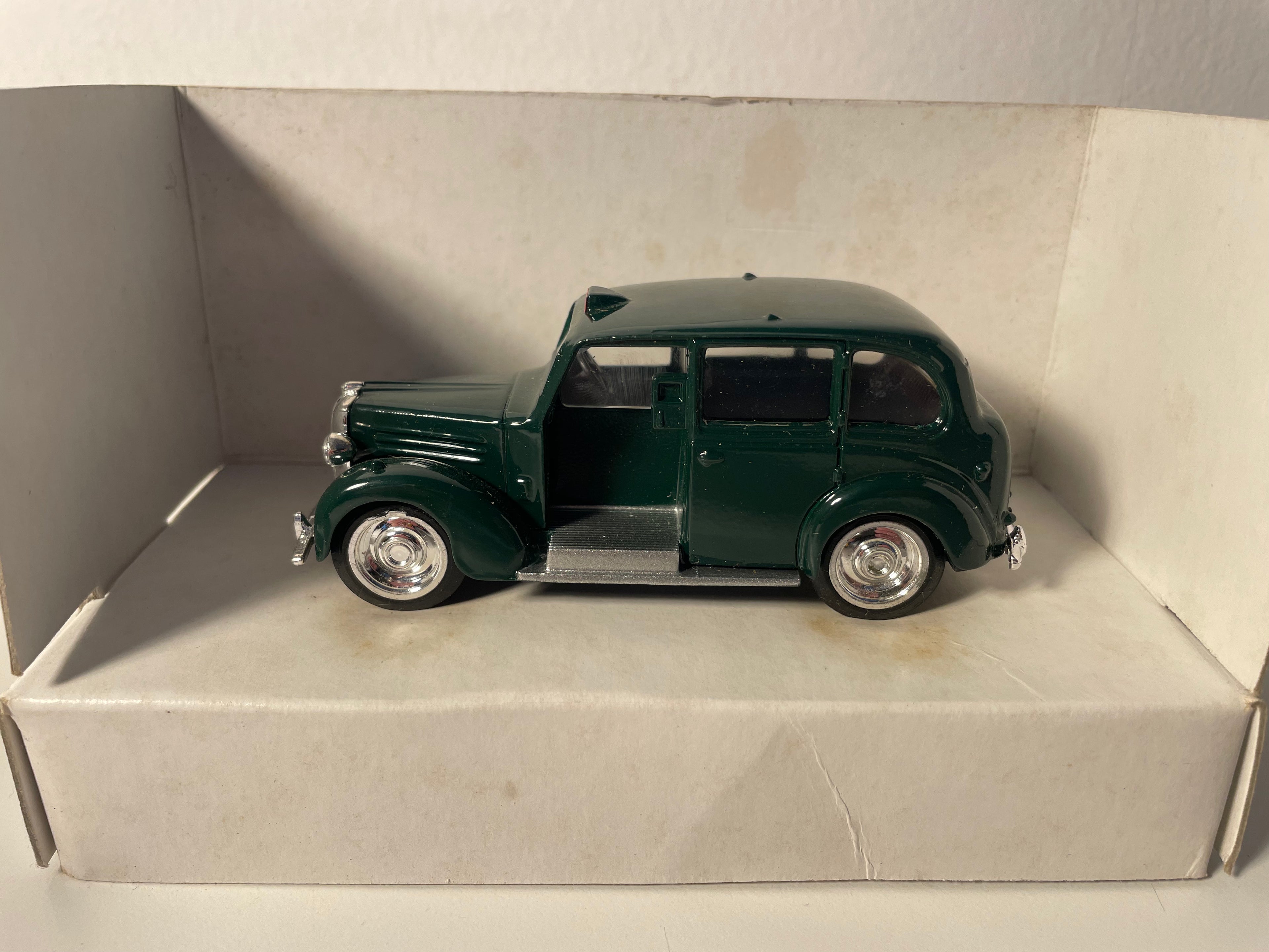 Austin FX 3 dunkelgrünes London TAXI (England) - ERTL Kollektion