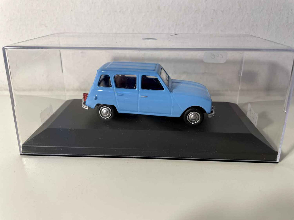 Renault 4L hemelsblauw (auto toegevoegd op een sokkel)