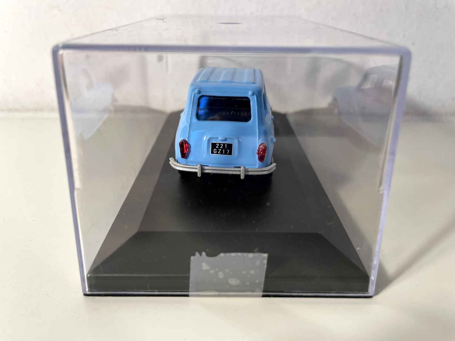 Renault 4L hemelsblauw (auto toegevoegd op een sokkel)