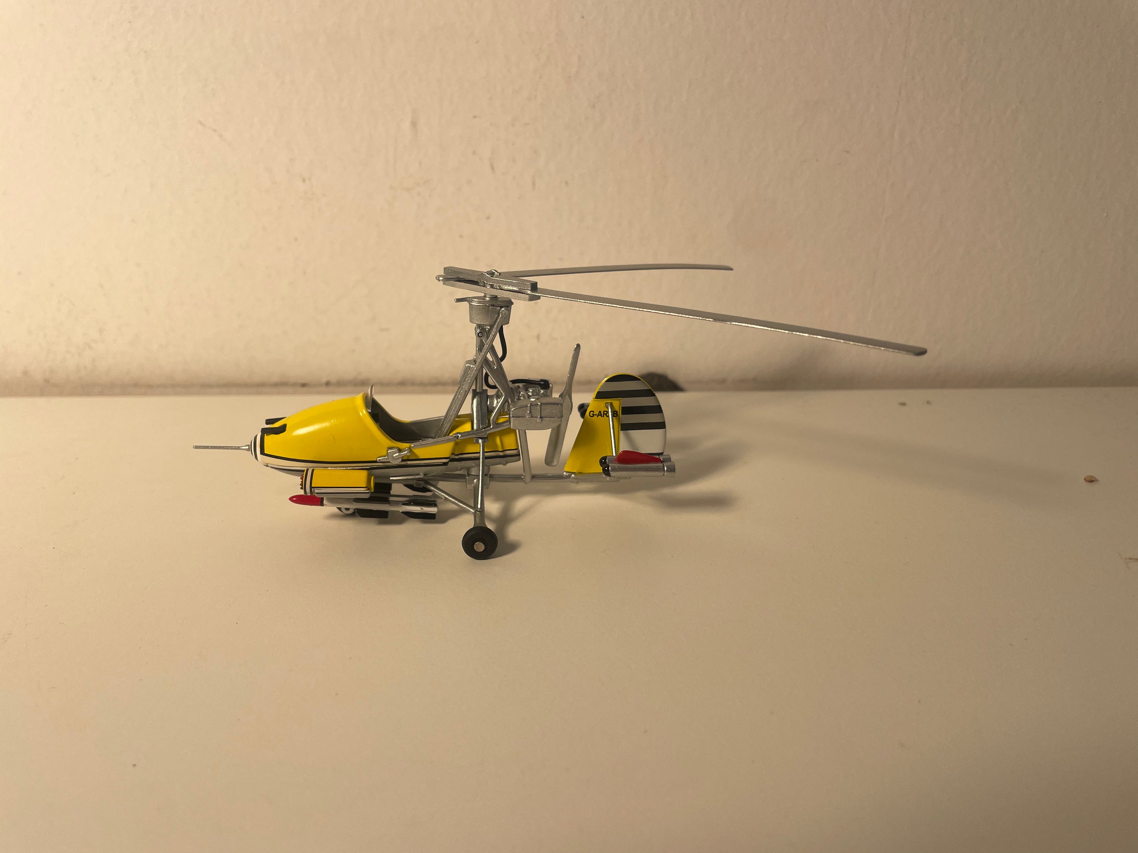 Gelber Gyrocopter - JAMES BOND - MAN LEBT NUR ZWEIMAL