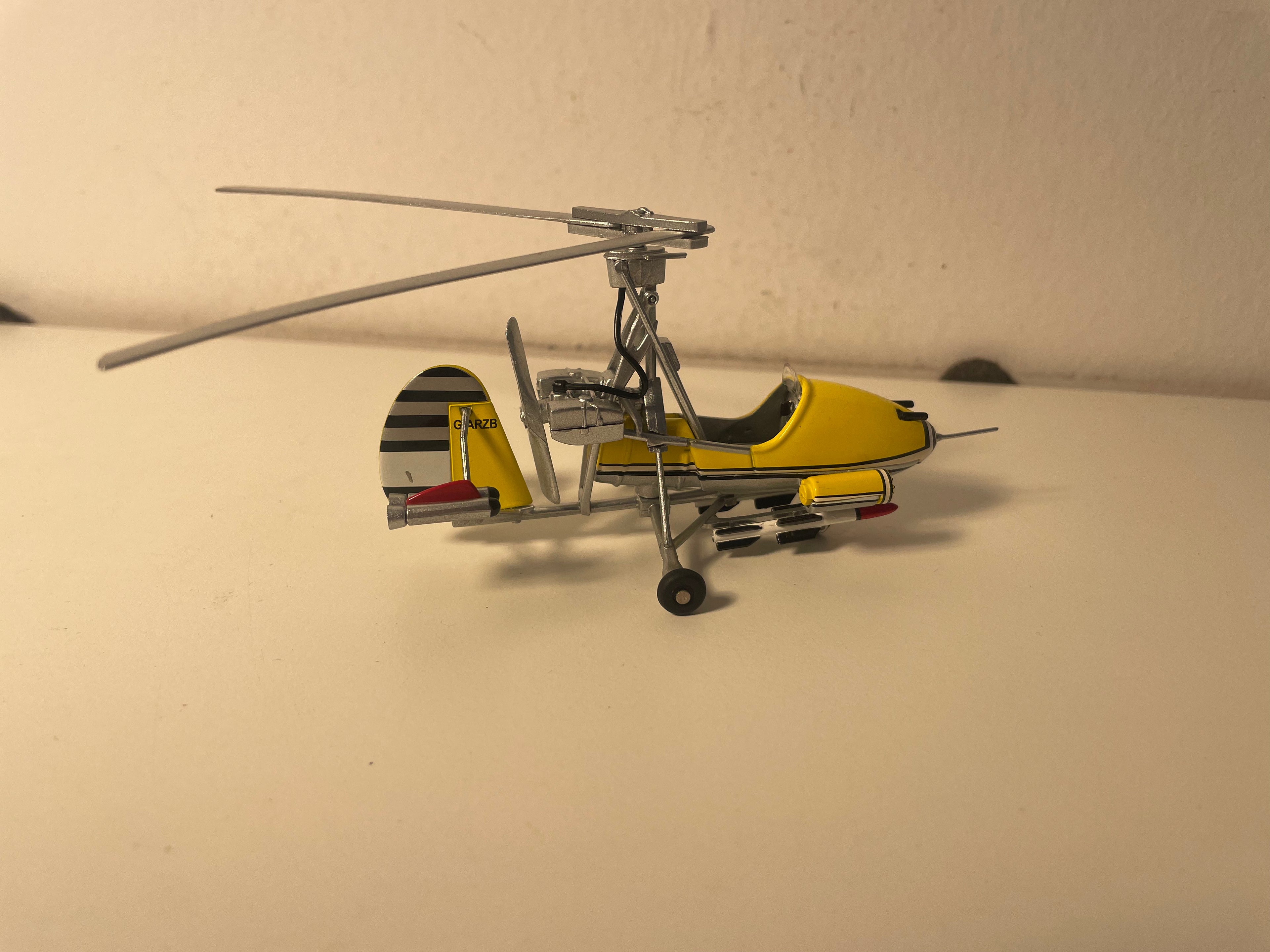 Gelber Gyrocopter - JAMES BOND - MAN LEBT NUR ZWEIMAL