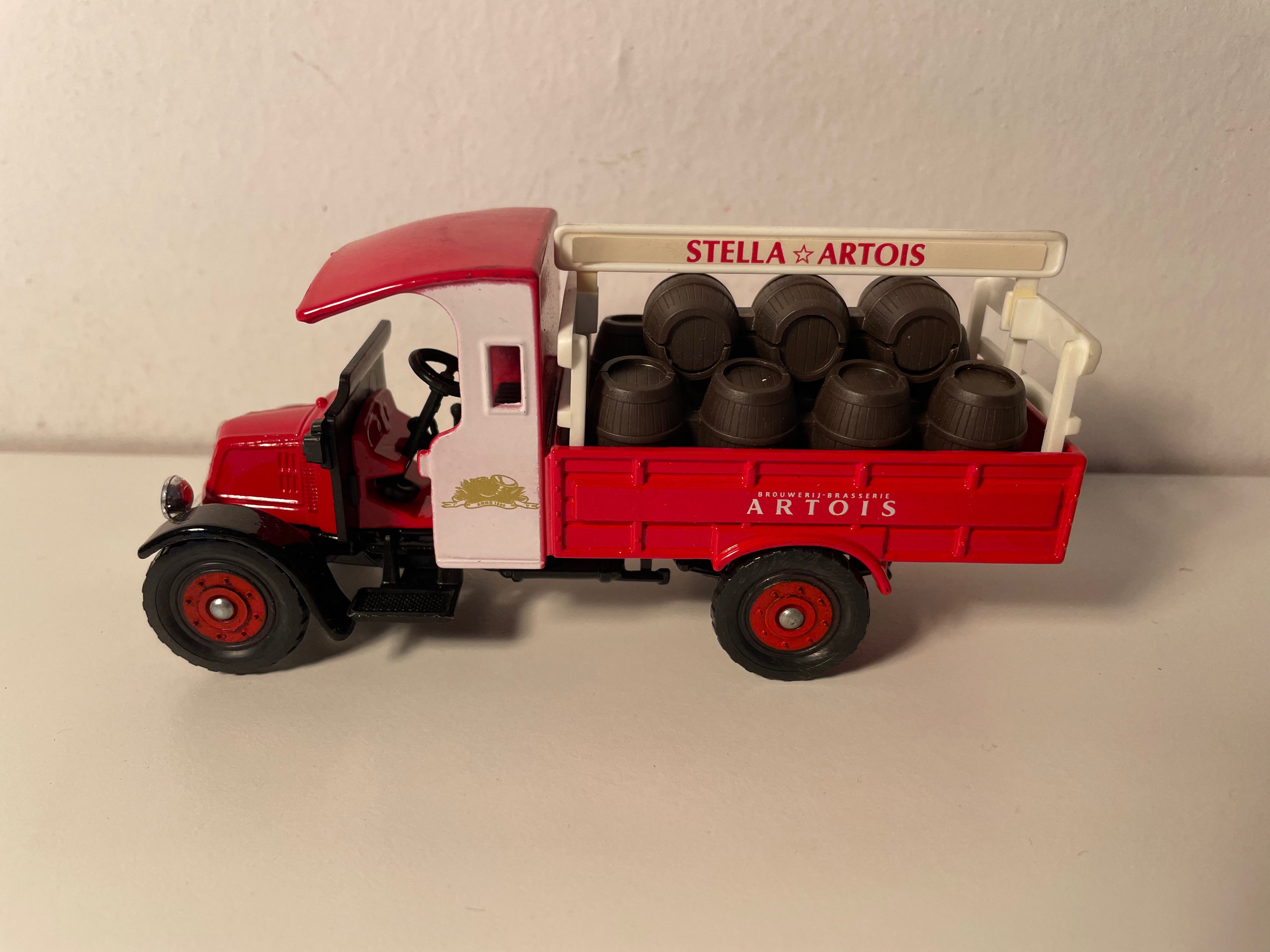 Roter und Weißer Renault Lkw mit STELLA ARTOIS Werbung - CORGI Classics Referenz D889/1