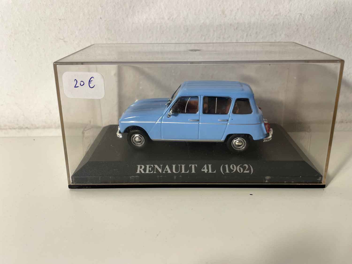 Renault 4L azzurra del 1962