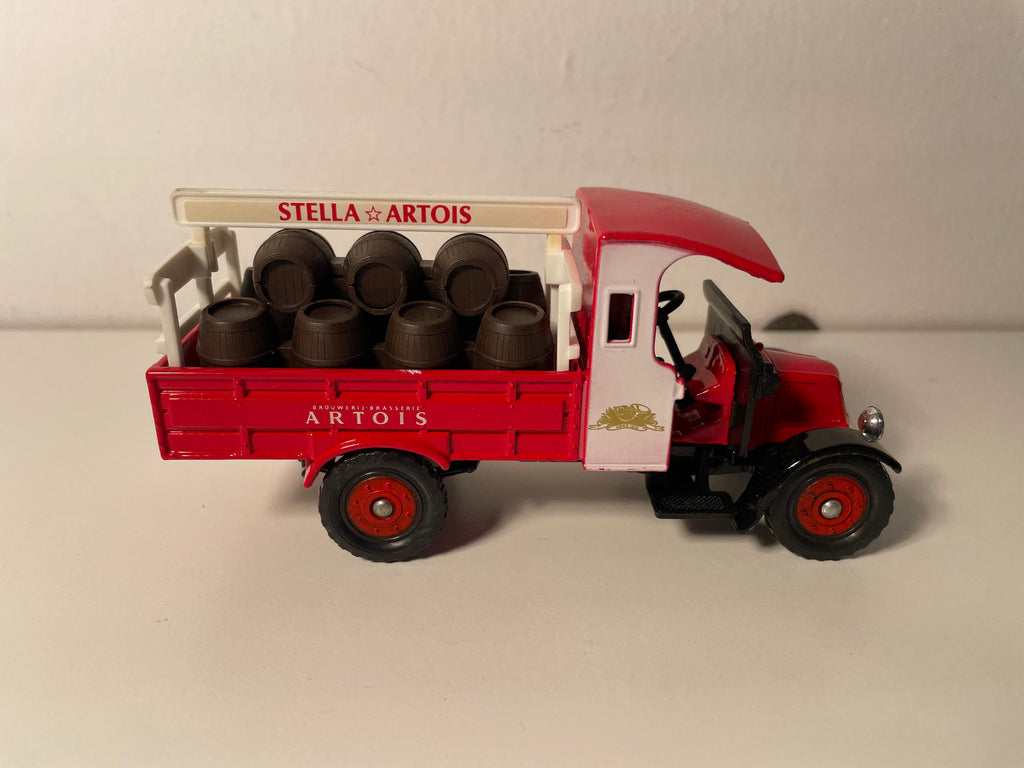 Czerwono-biały ciężarówka Renault z reklamą STELLA ARTOIS - CORG Classics nr D889/1