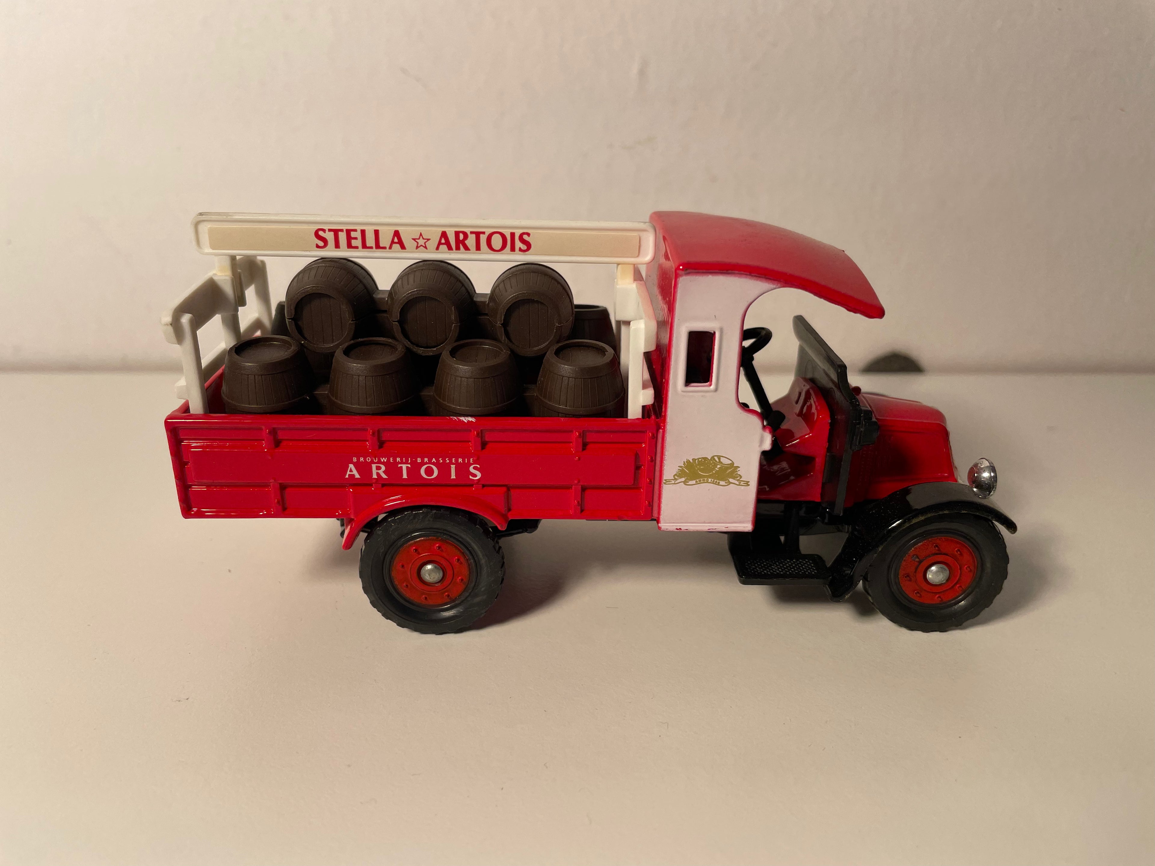 Roter und Weißer Renault Lkw mit STELLA ARTOIS Werbung - CORGI Classics Referenz D889/1