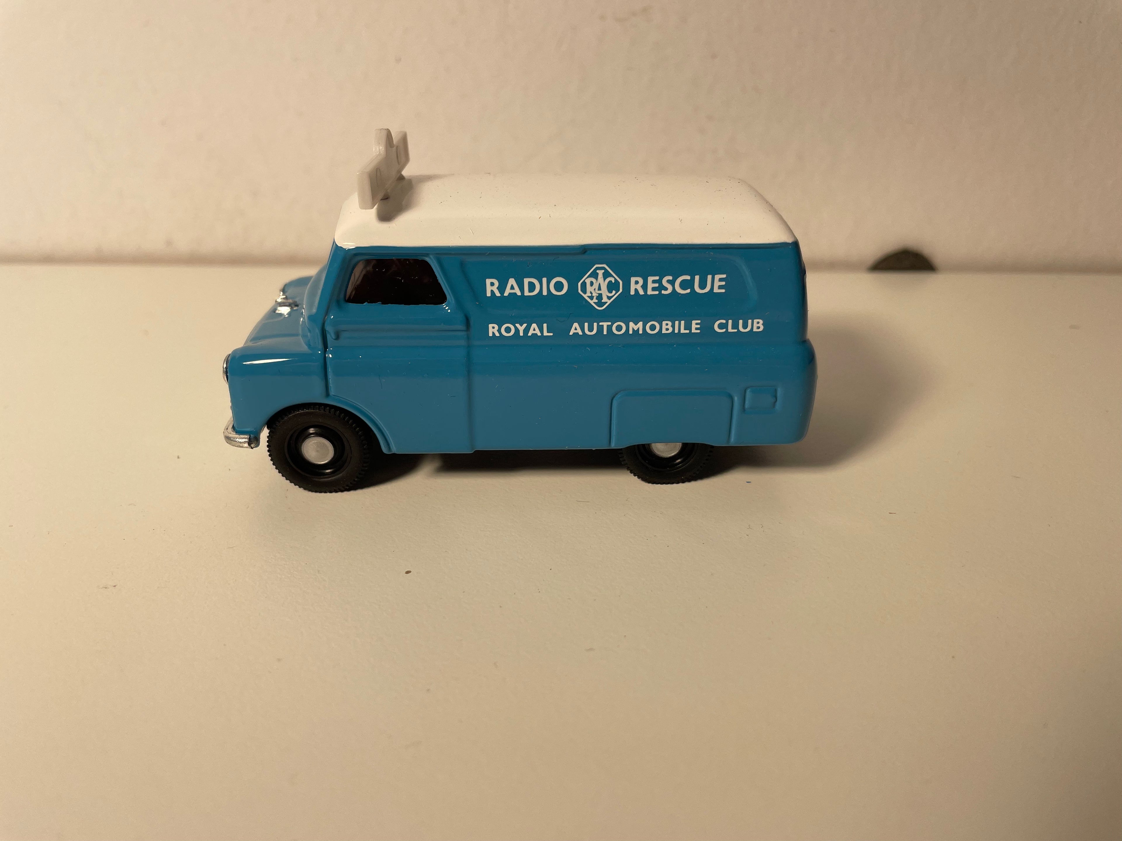 Morris J Van Blau und weißes Dach 'Radio Rescue - Royal Automobile Club - CORGI Referenz 96892