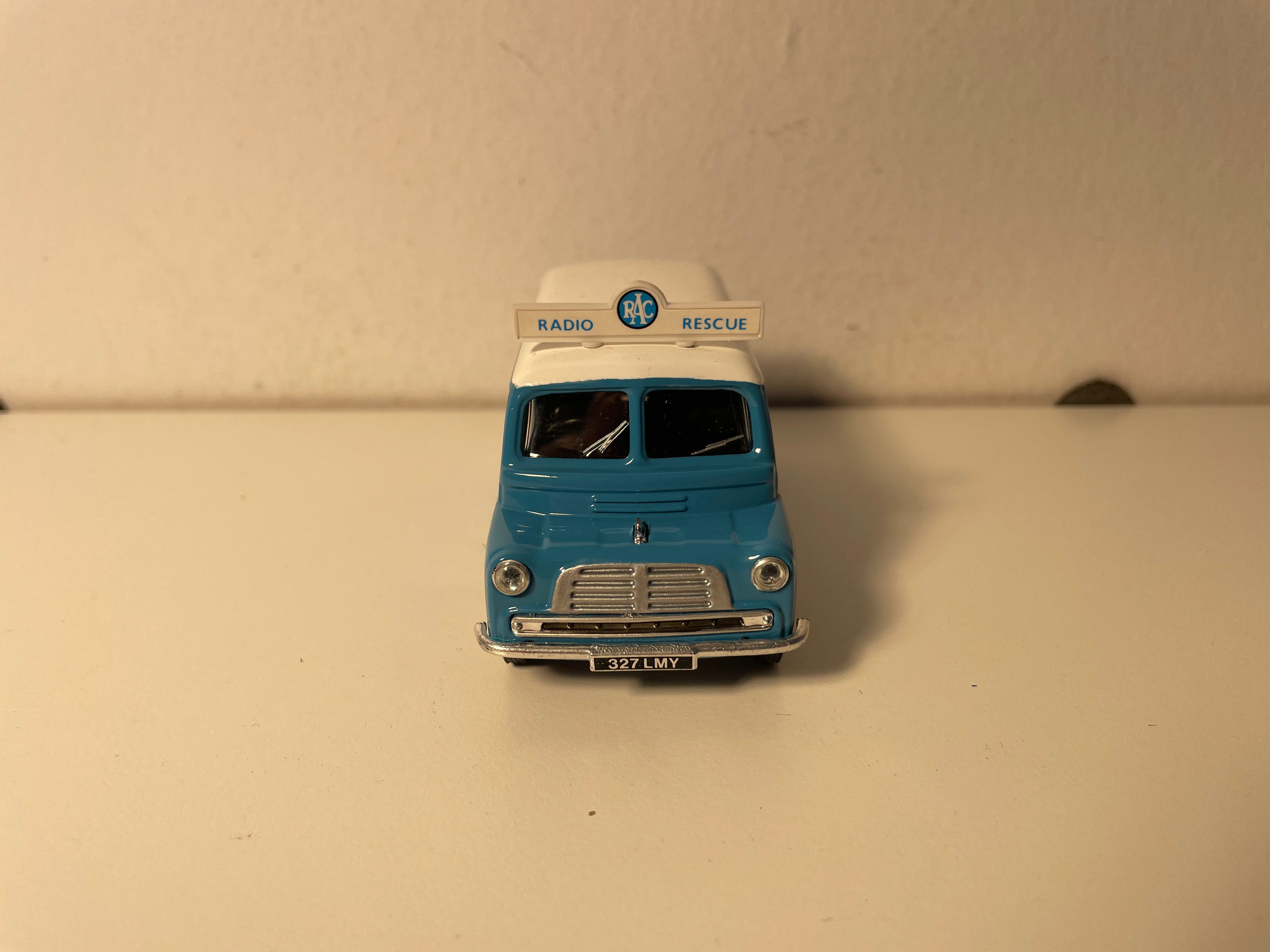 Morris J Van Blau und weißes Dach 'Radio Rescue - Royal Automobile Club - CORGI Referenz 96892