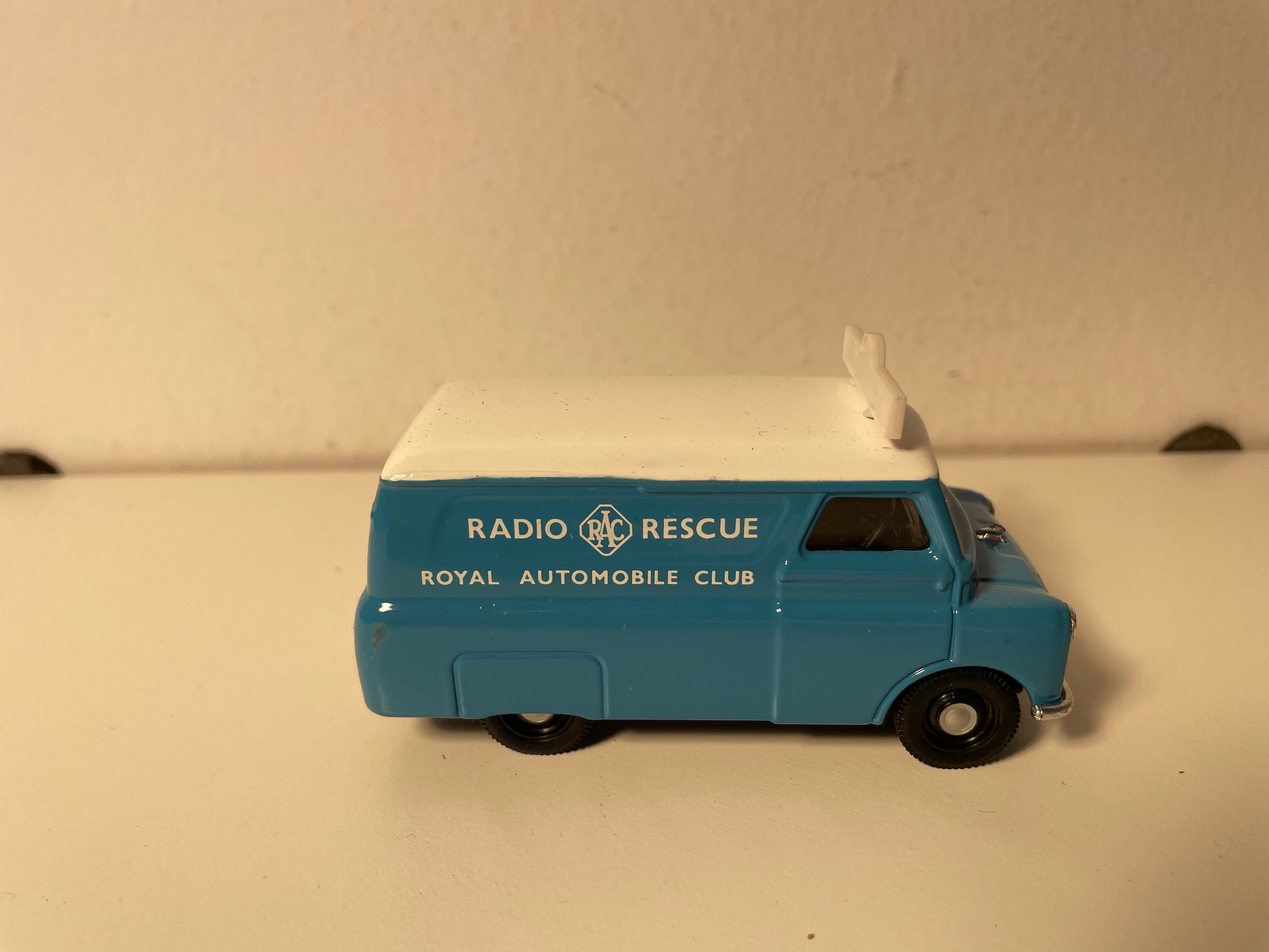 Morris J Van Blau und weißes Dach 'Radio Rescue - Royal Automobile Club - CORGI Referenz 96892
