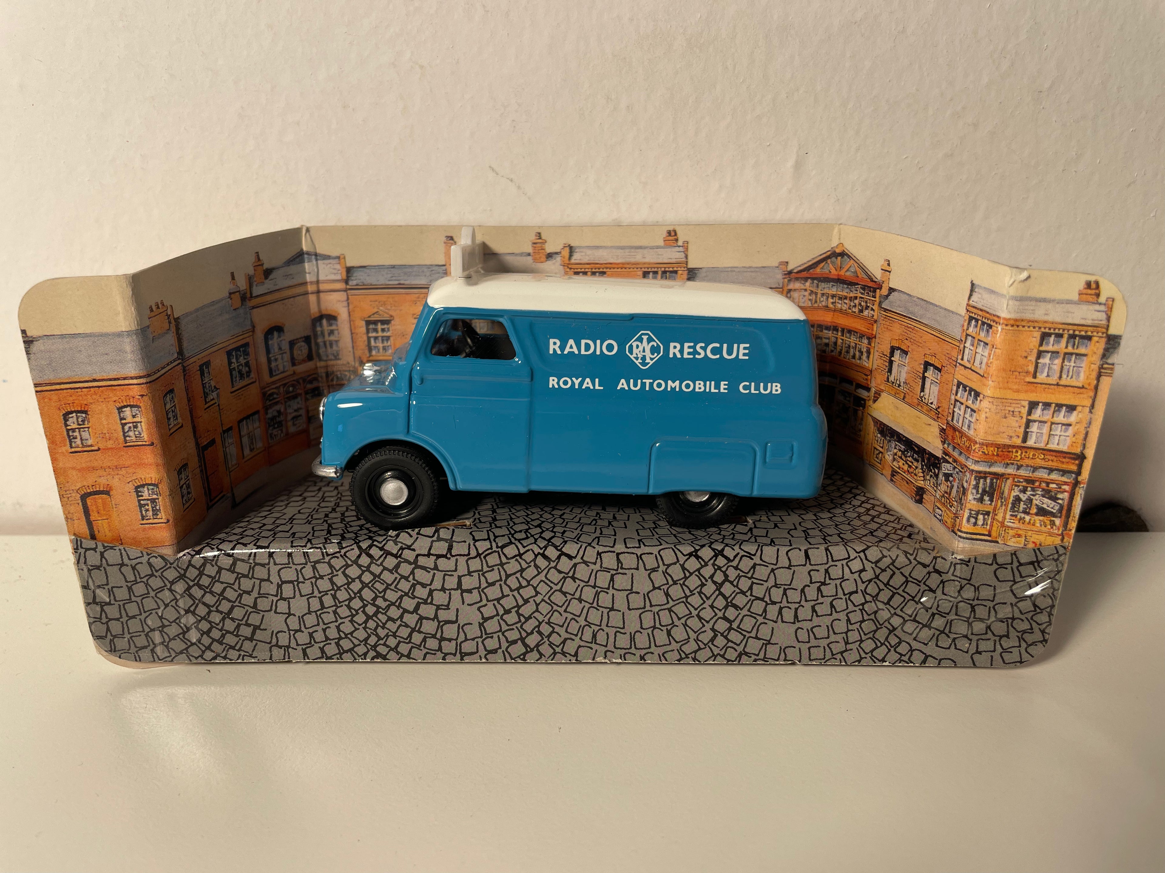 Morris J Van Blau und weißes Dach 'Radio Rescue - Royal Automobile Club - CORGI Referenz 96892