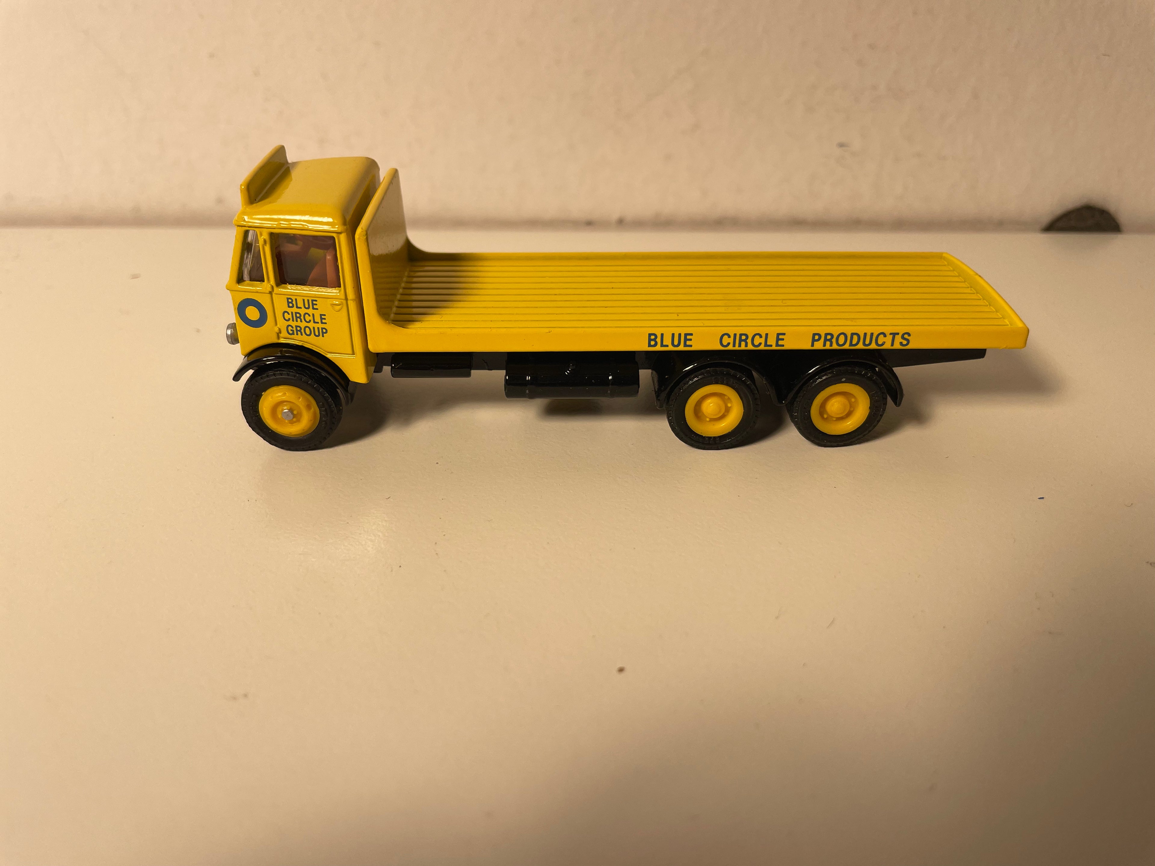 Gelber Plateau-Lkw - EFE (Exclusive First Editions Limited)