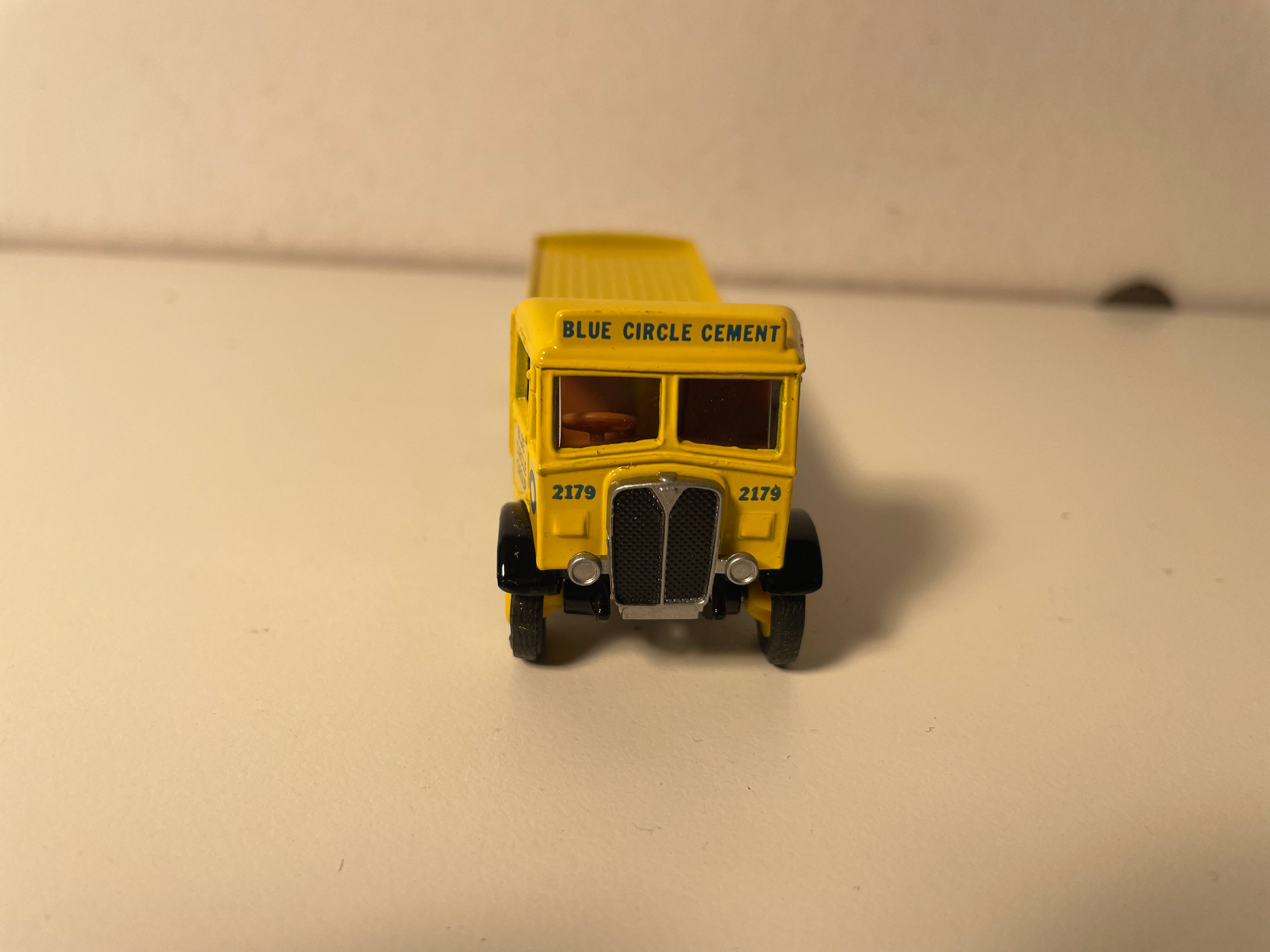 Gelber Plateau-Lkw - EFE (Exclusive First Editions Limited)