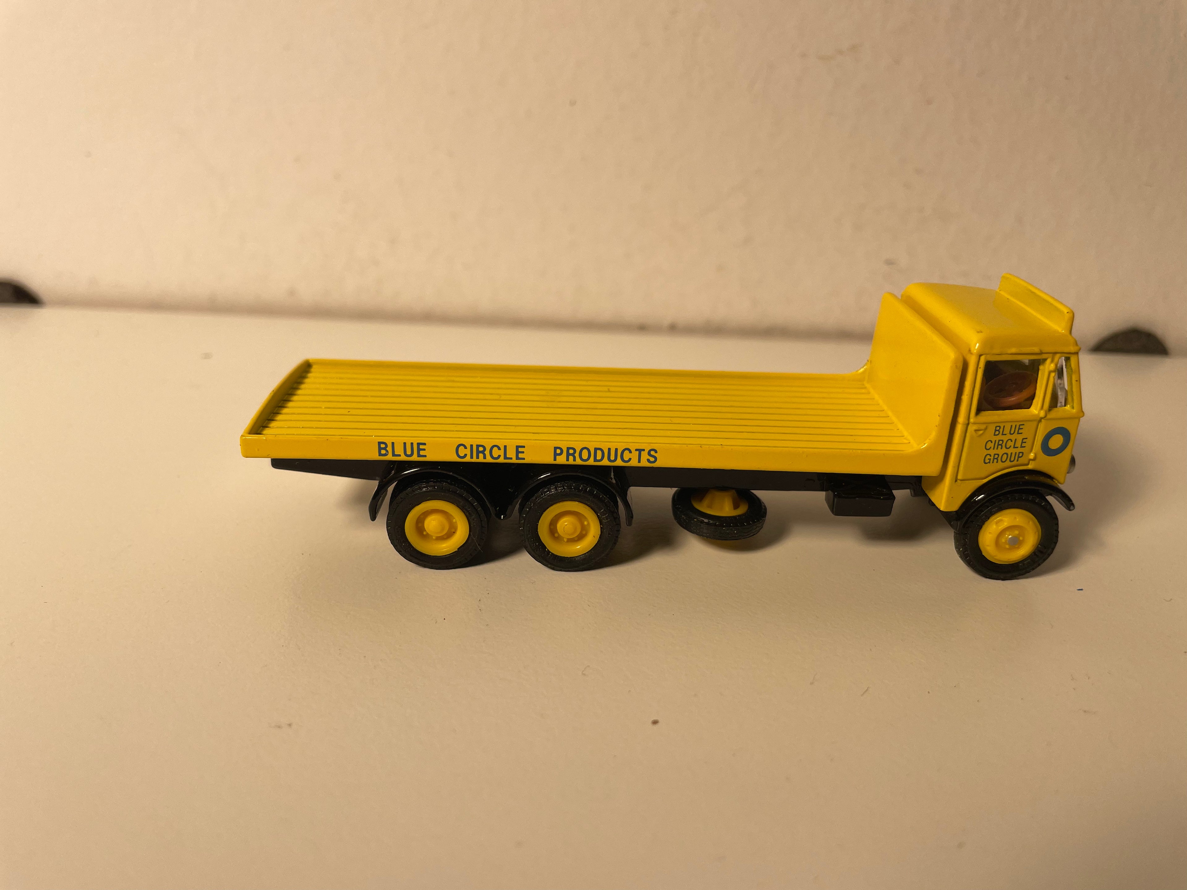 Gelber Plateau-Lkw - EFE (Exclusive First Editions Limited)