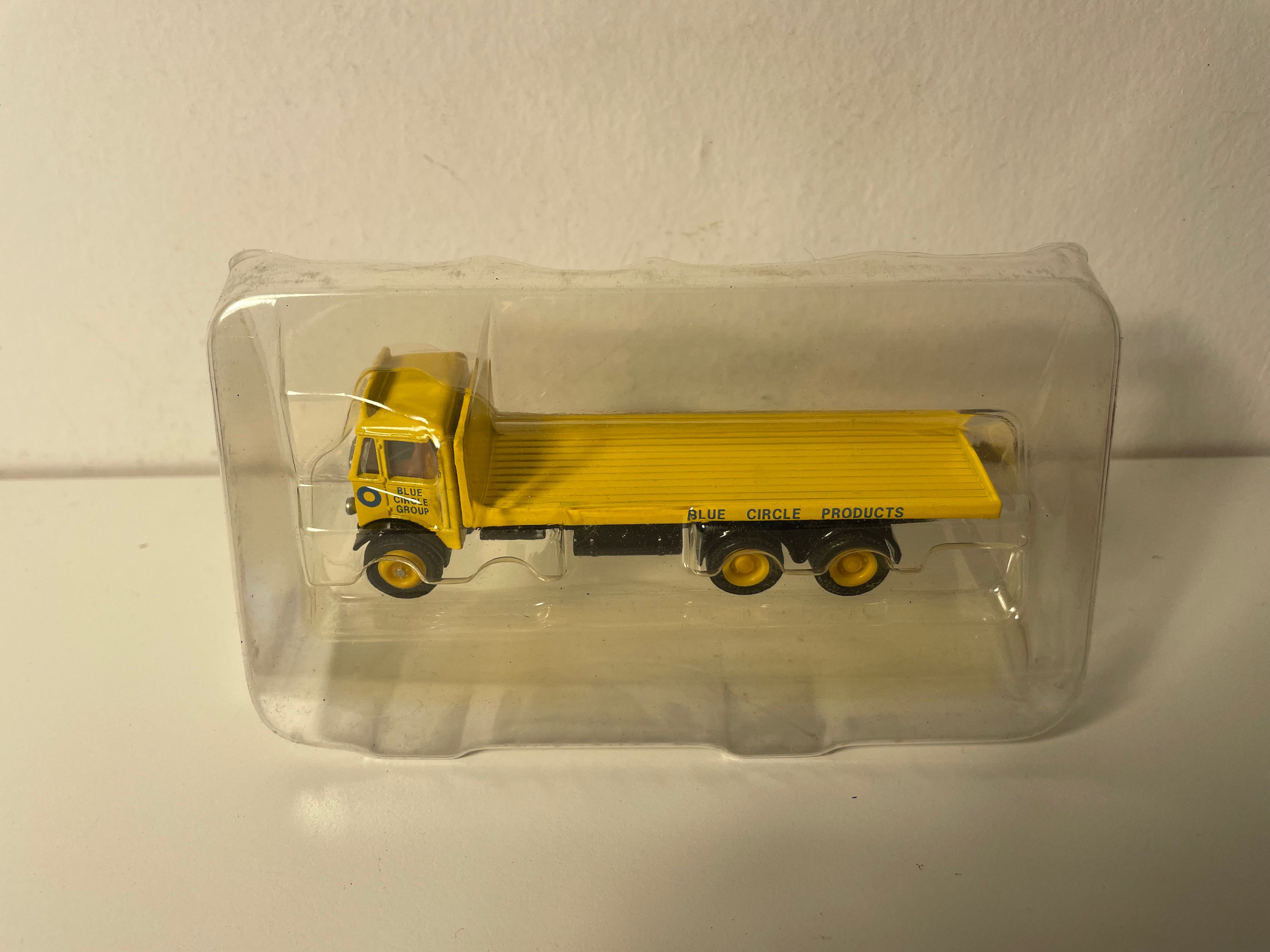Gelber Plateau-Lkw - EFE (Exclusive First Editions Limited)